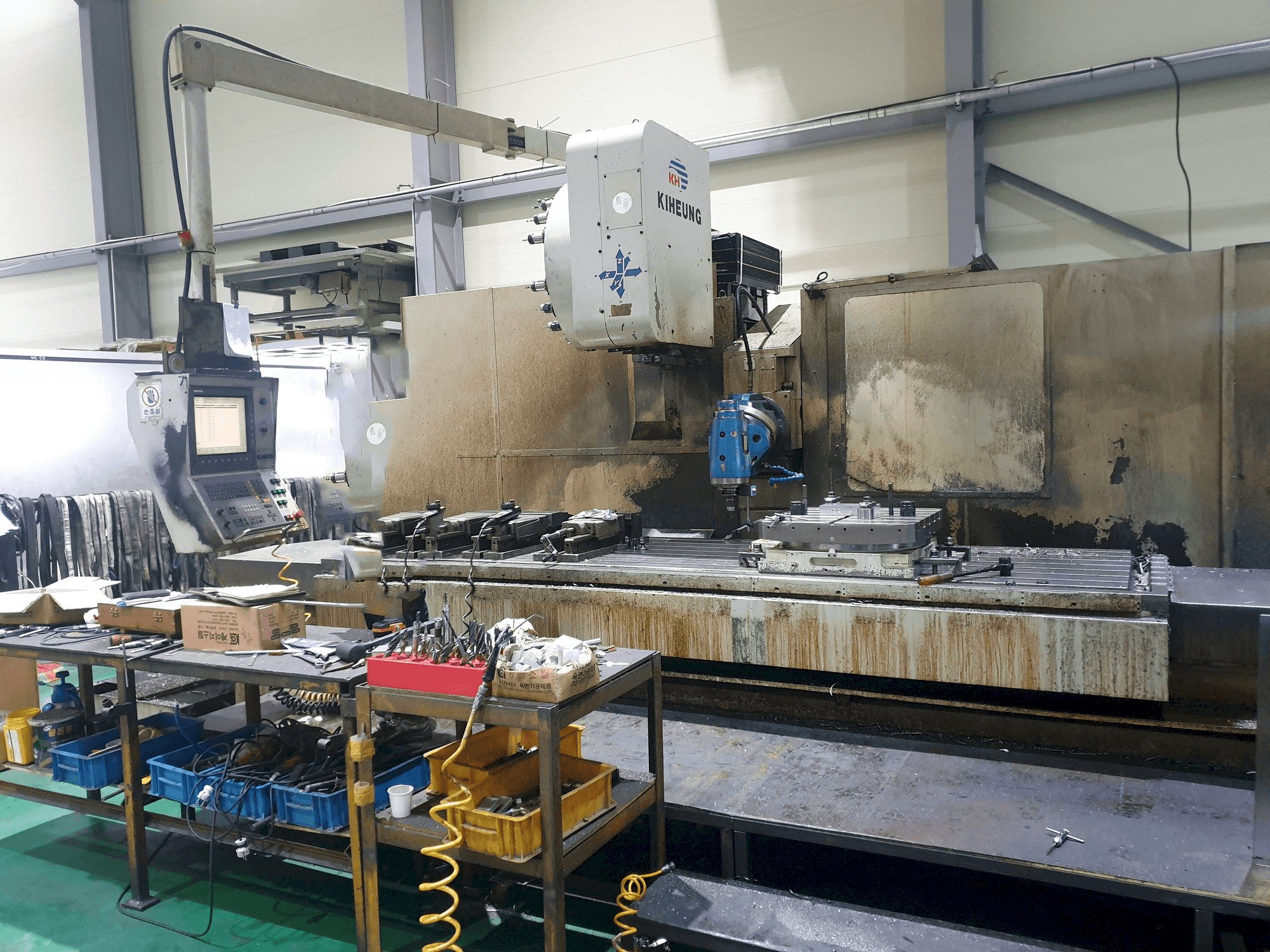 Frontansicht der KIHEUNG KNC-U1000 Maschine