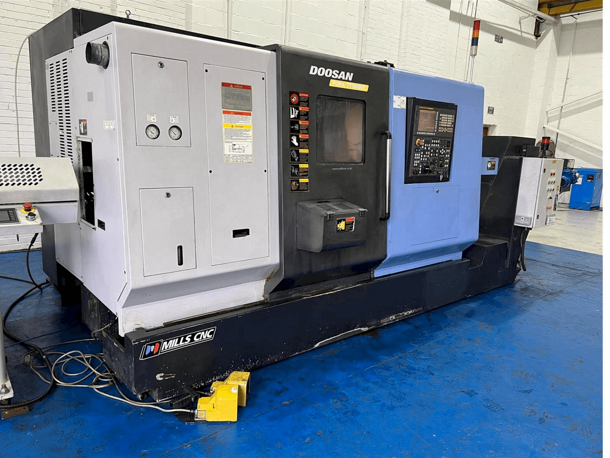 Frontansicht der Doosan TT1800SY Maschine