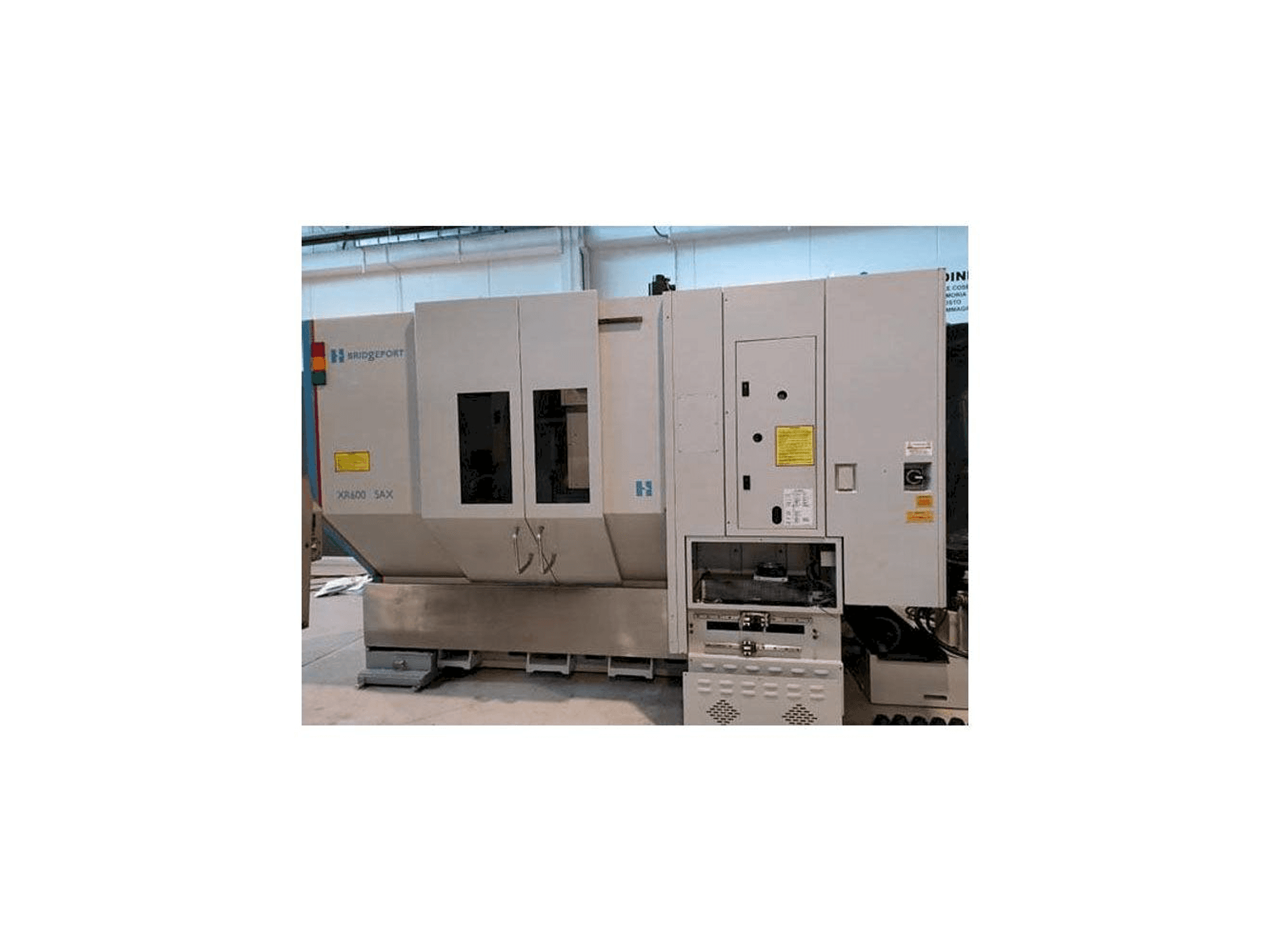 Frontansicht der HARDINGE XR 600 5AX Maschine