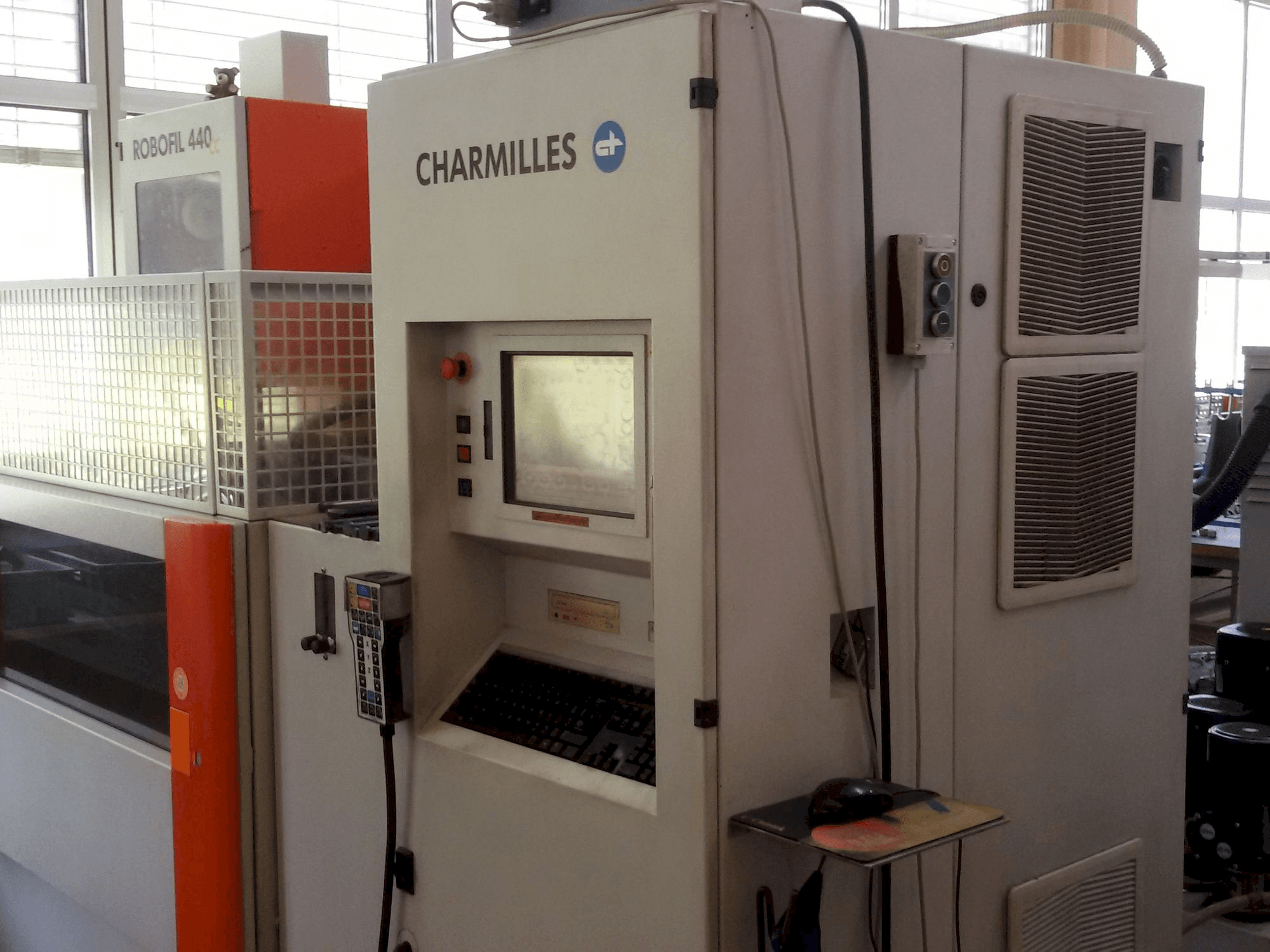 Frontansicht der CHARMILLES Robofil 440CC Maschine