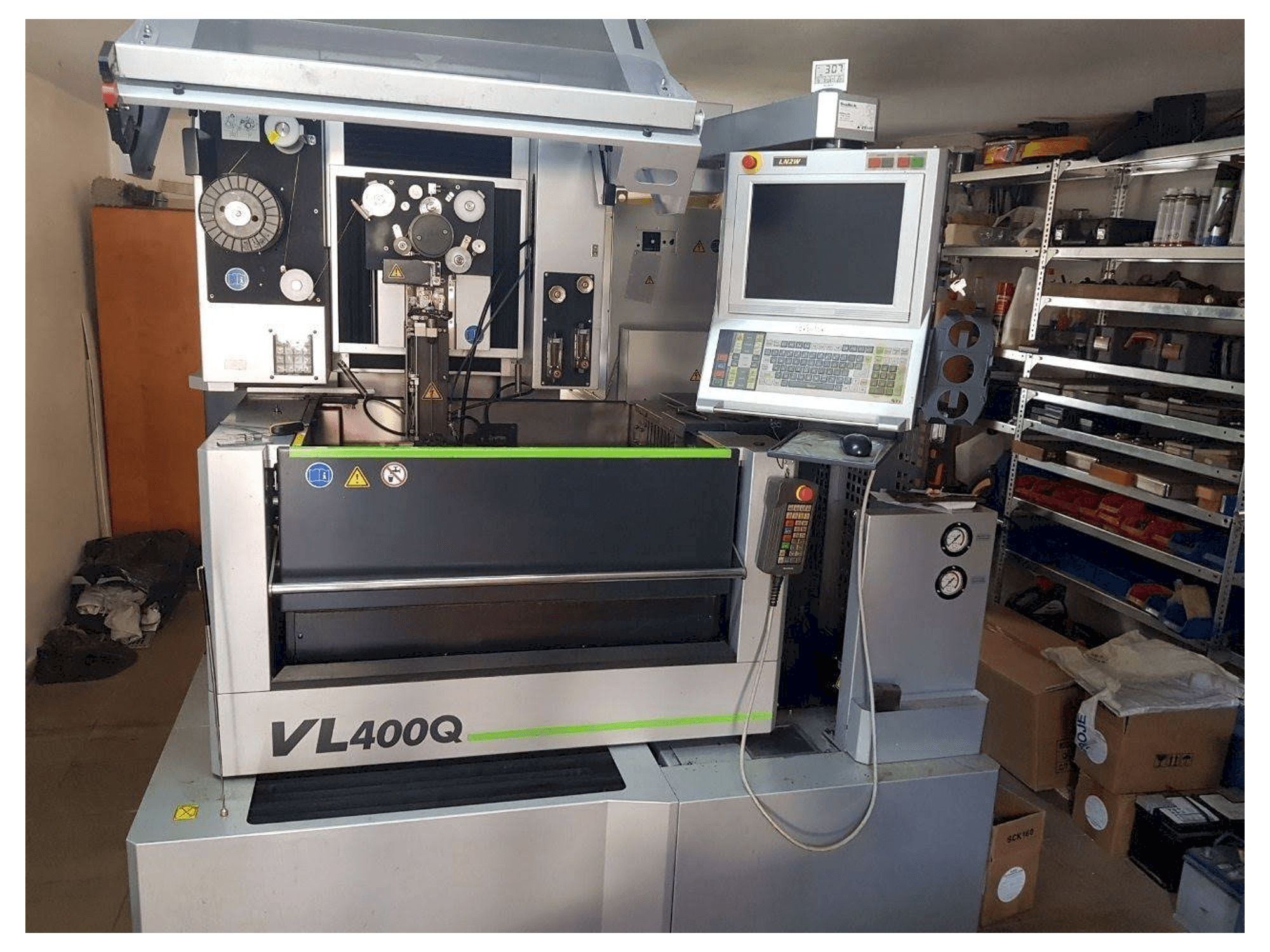 Frontansicht der Sodick VL 400Q Maschine