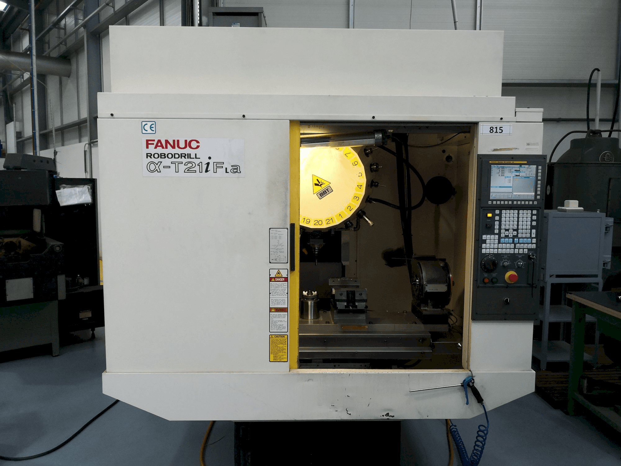 Frontansicht der FANUC Robodrill T21iFa Maschine