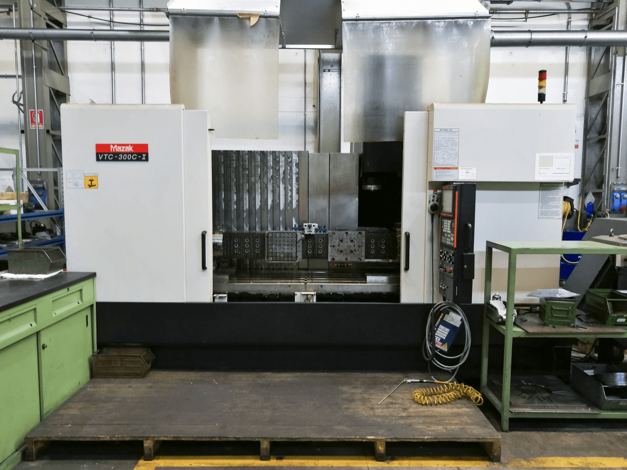 Frontansicht der Mazak VTC-300C Maschine