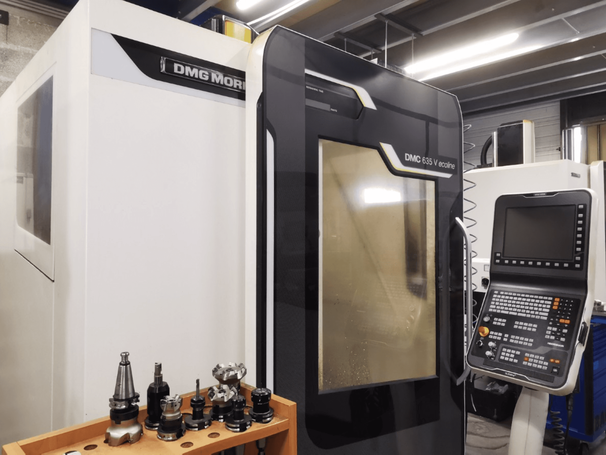 Vorderansicht des vertikalen Bearbeitungszentrums DMG MORI DMC 635 V ecoline mit Bedienfeld und Werkzeughalter.