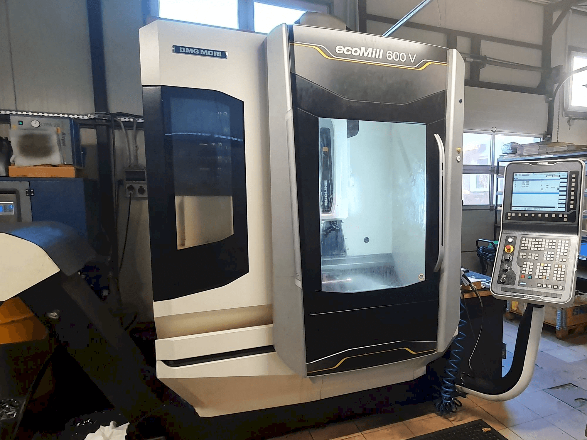 Frontansicht der DMG MORI Ecomill 600 V Maschine