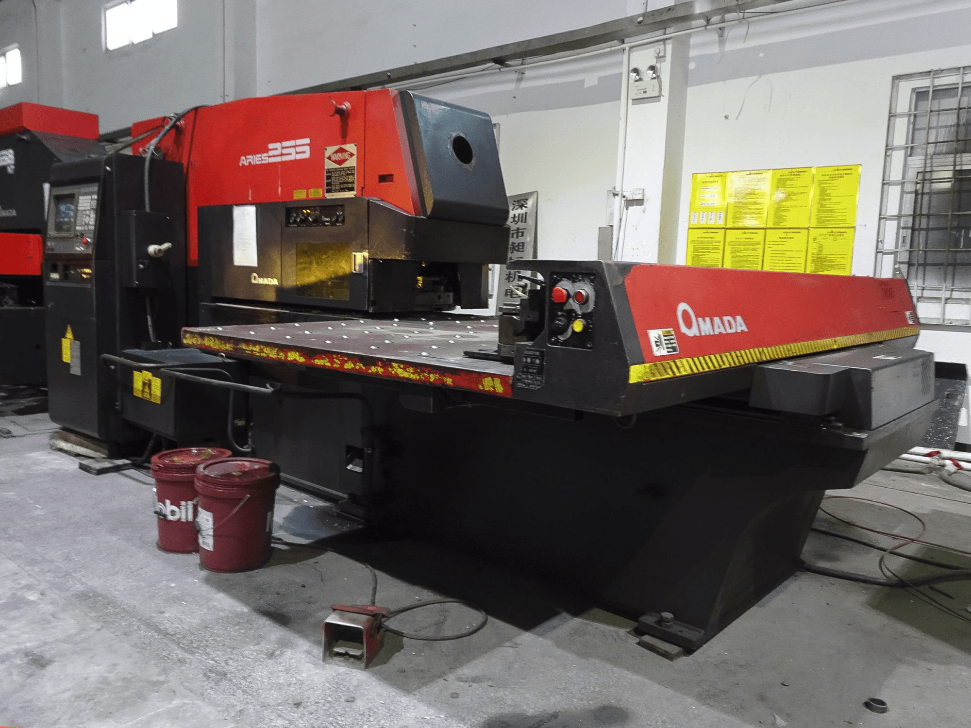 Rechte Ansicht 1 der AMADA ARIES 255 Maschine