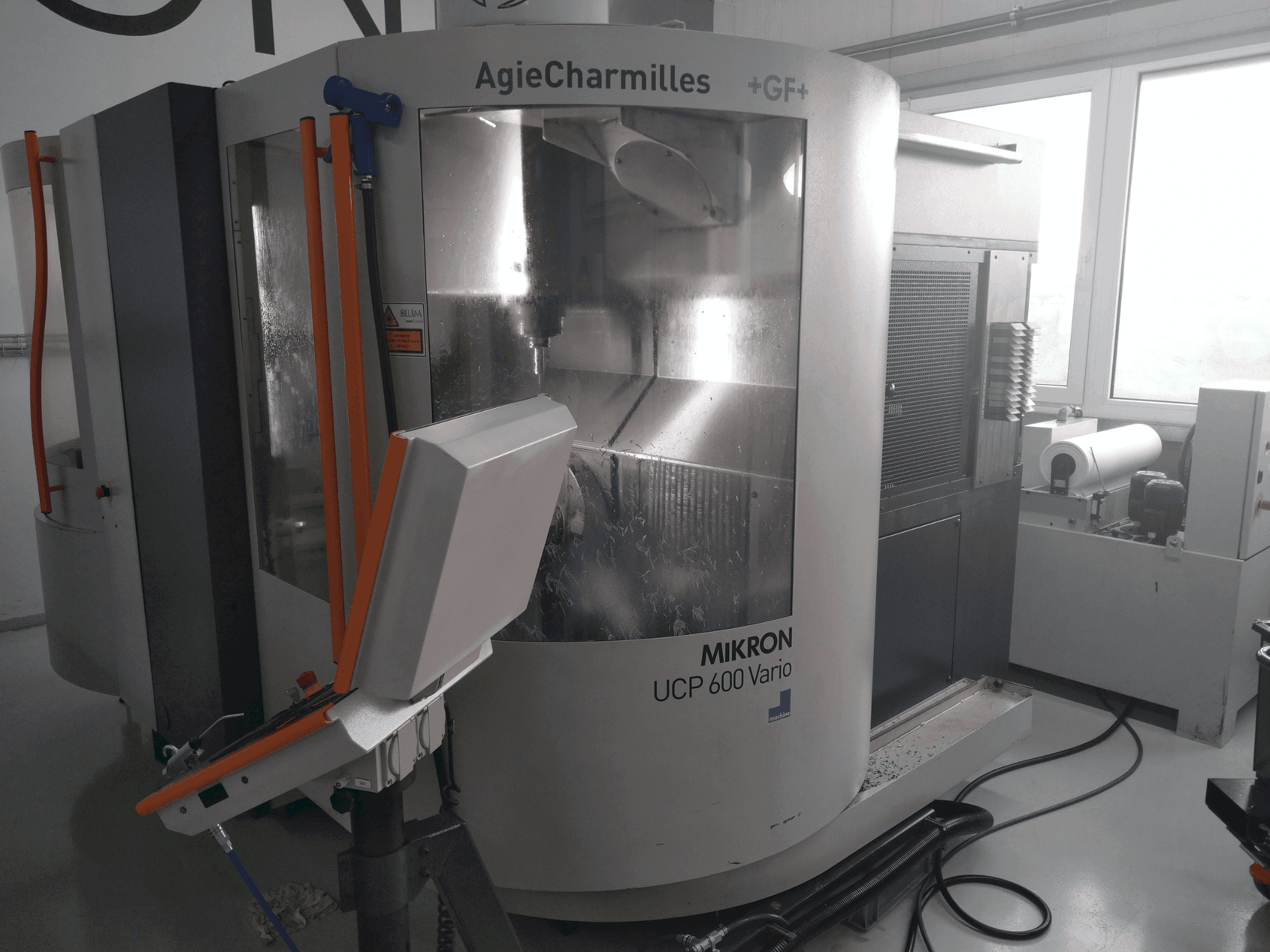 Frontansicht der MIKRON UCP 600 Vario Maschine