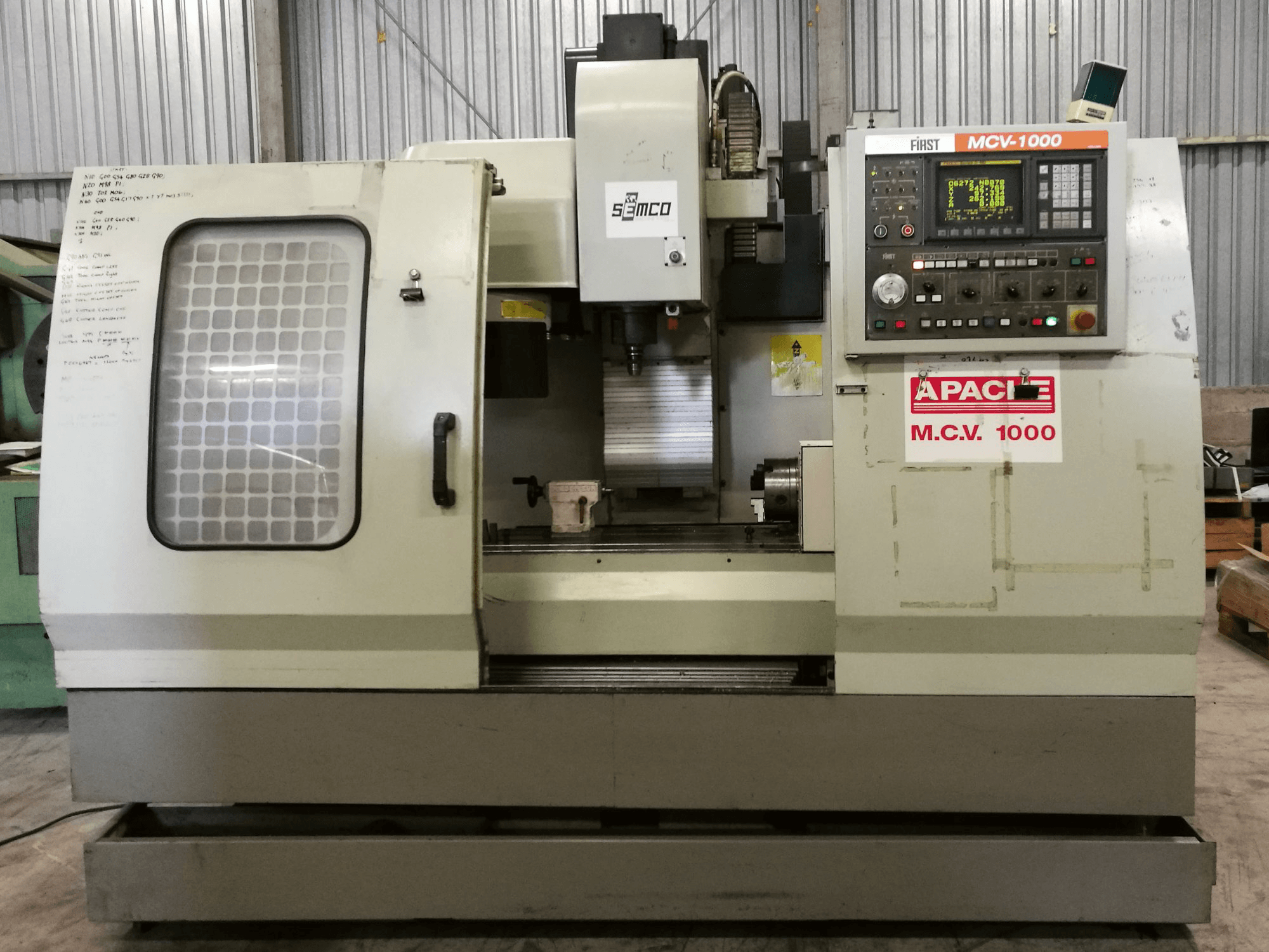 Frontansicht der FIRST MCV-1000 Maschine