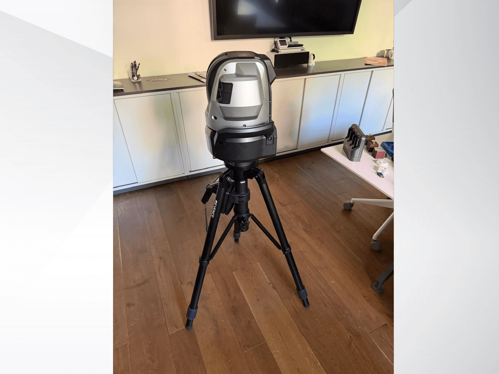 KEYENCE WM c3000 Koordinatenmessgerät, von vorne gesehen, auf einem Stativ montiert, mit elegantem Design und Bedienoberfläche.
