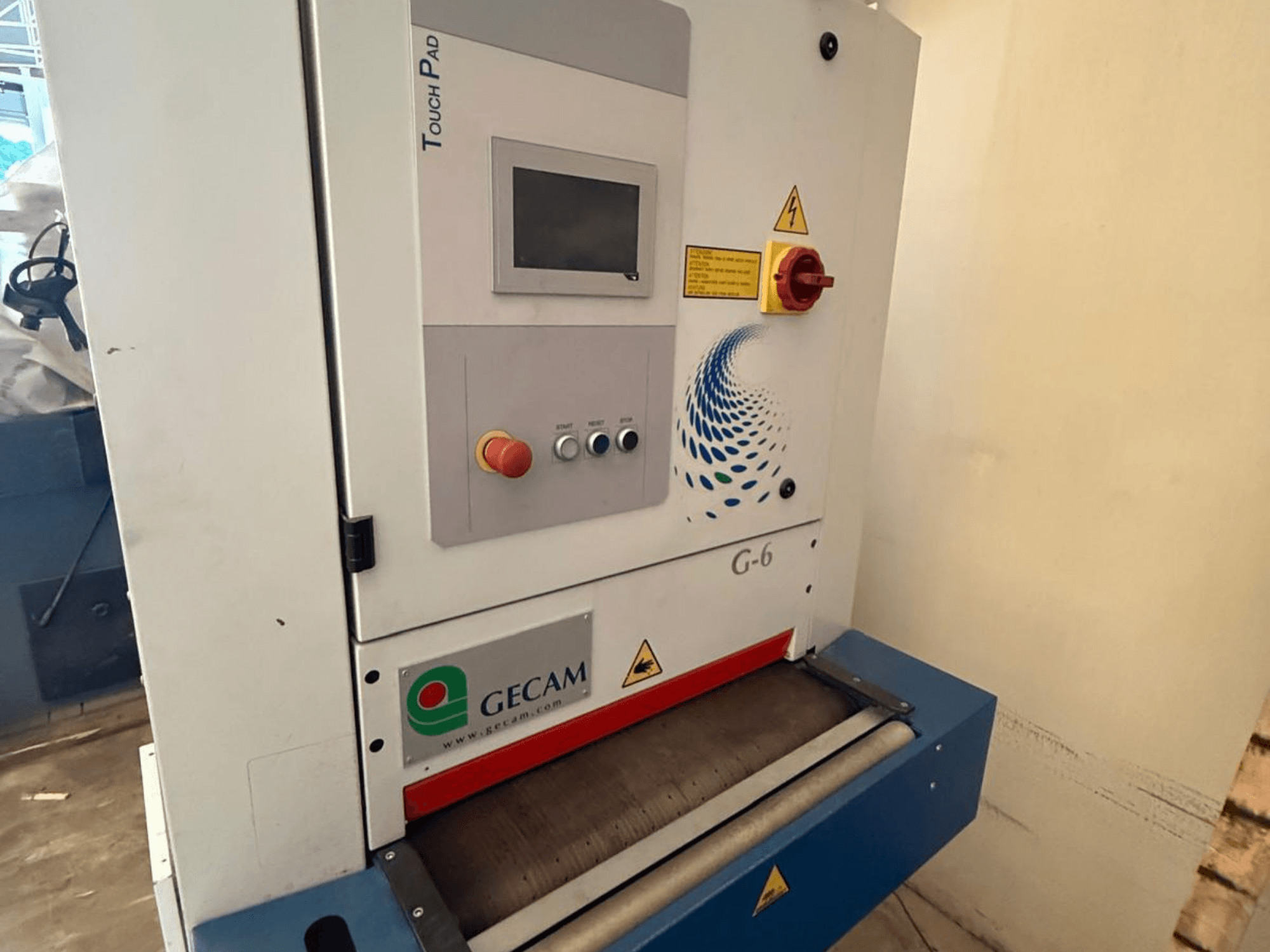 GECAM G6 RBB Entgratmaschine in Frontansicht mit Touch-Bedienfeld und Kontrollleuchten an der Seite.