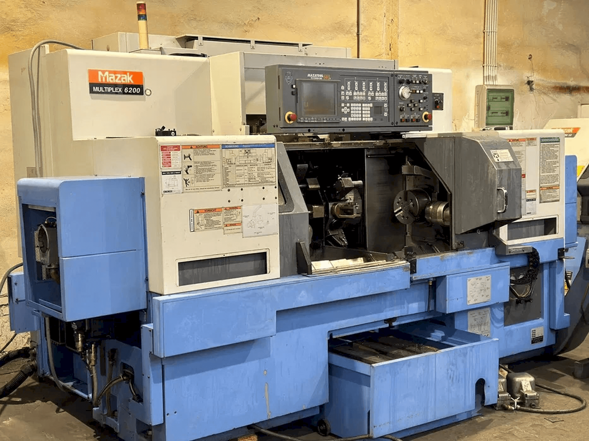 Frontansicht der Mazak Multiplex 6200 Maschine