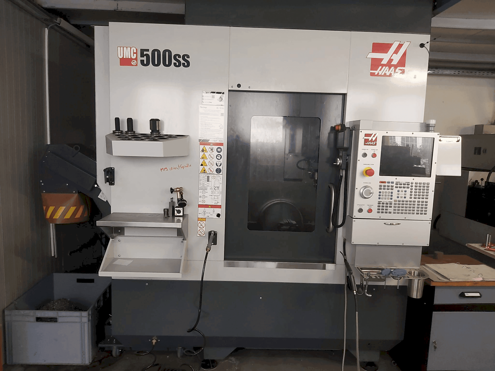 Frontansicht der HAAS UMC-500SS Maschine