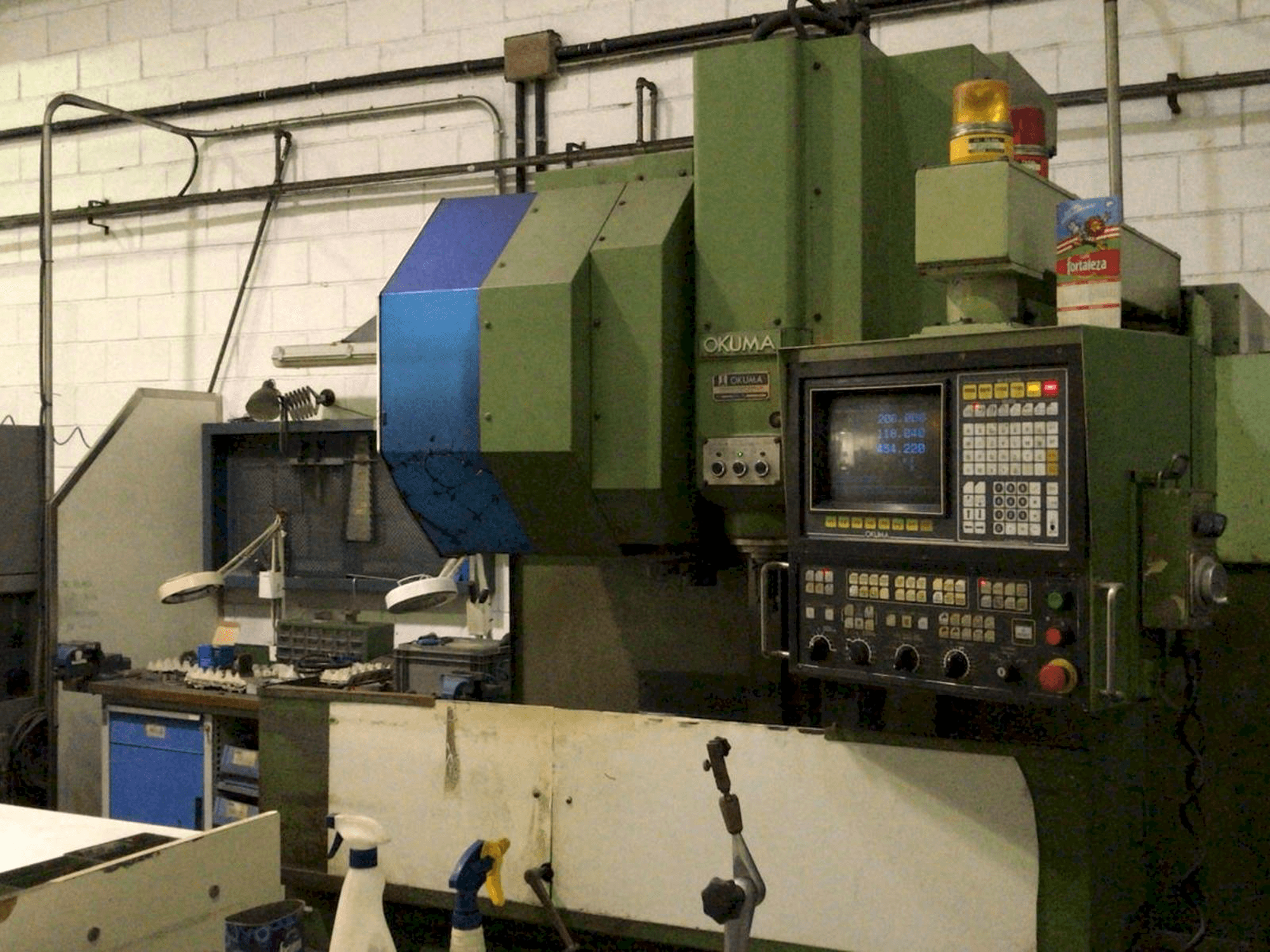 Rechte Ansicht der Okuma MC-4VA Maschine