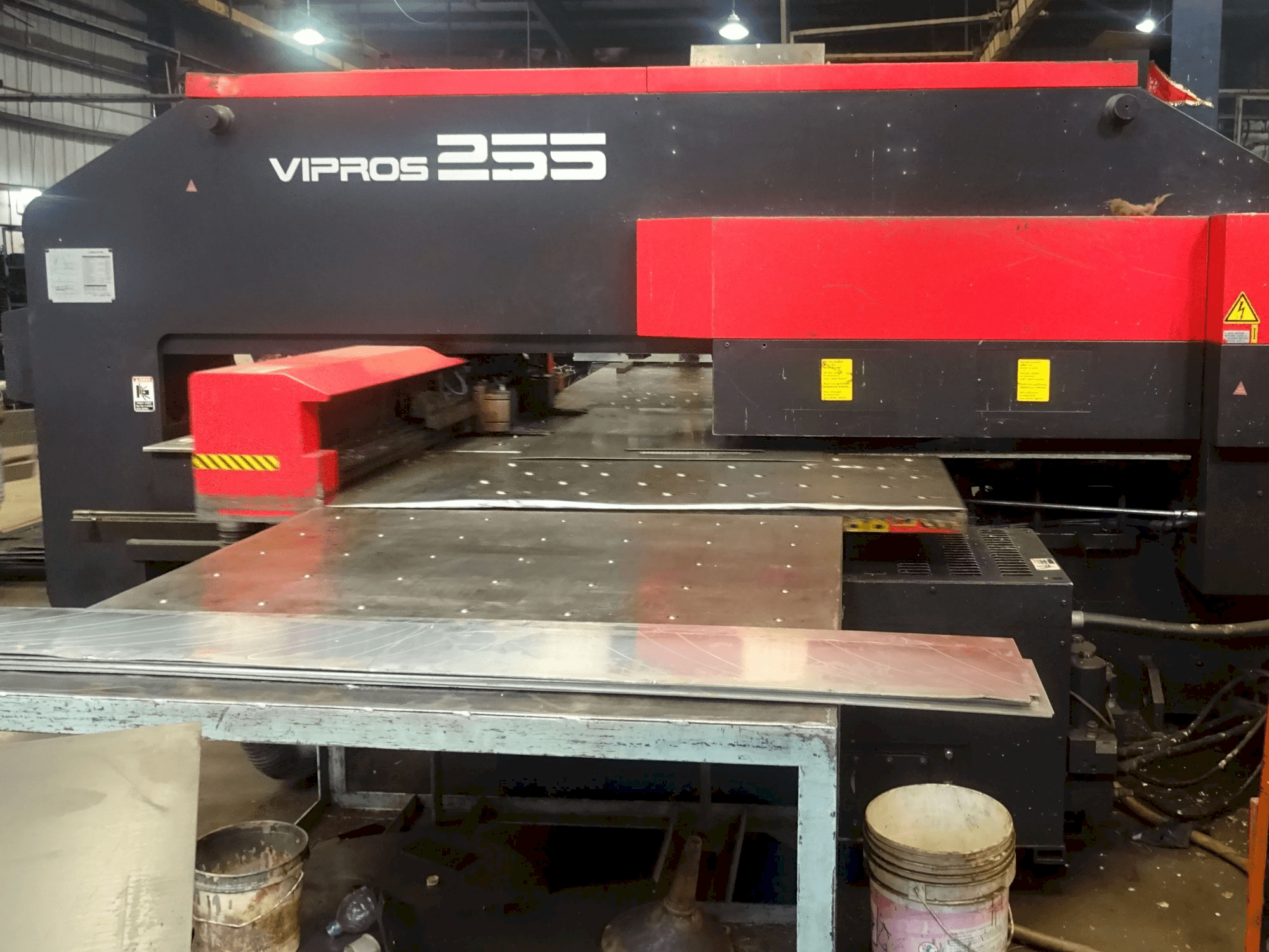 Linke Seitenansicht der AMADA Vipros 255 Maschine