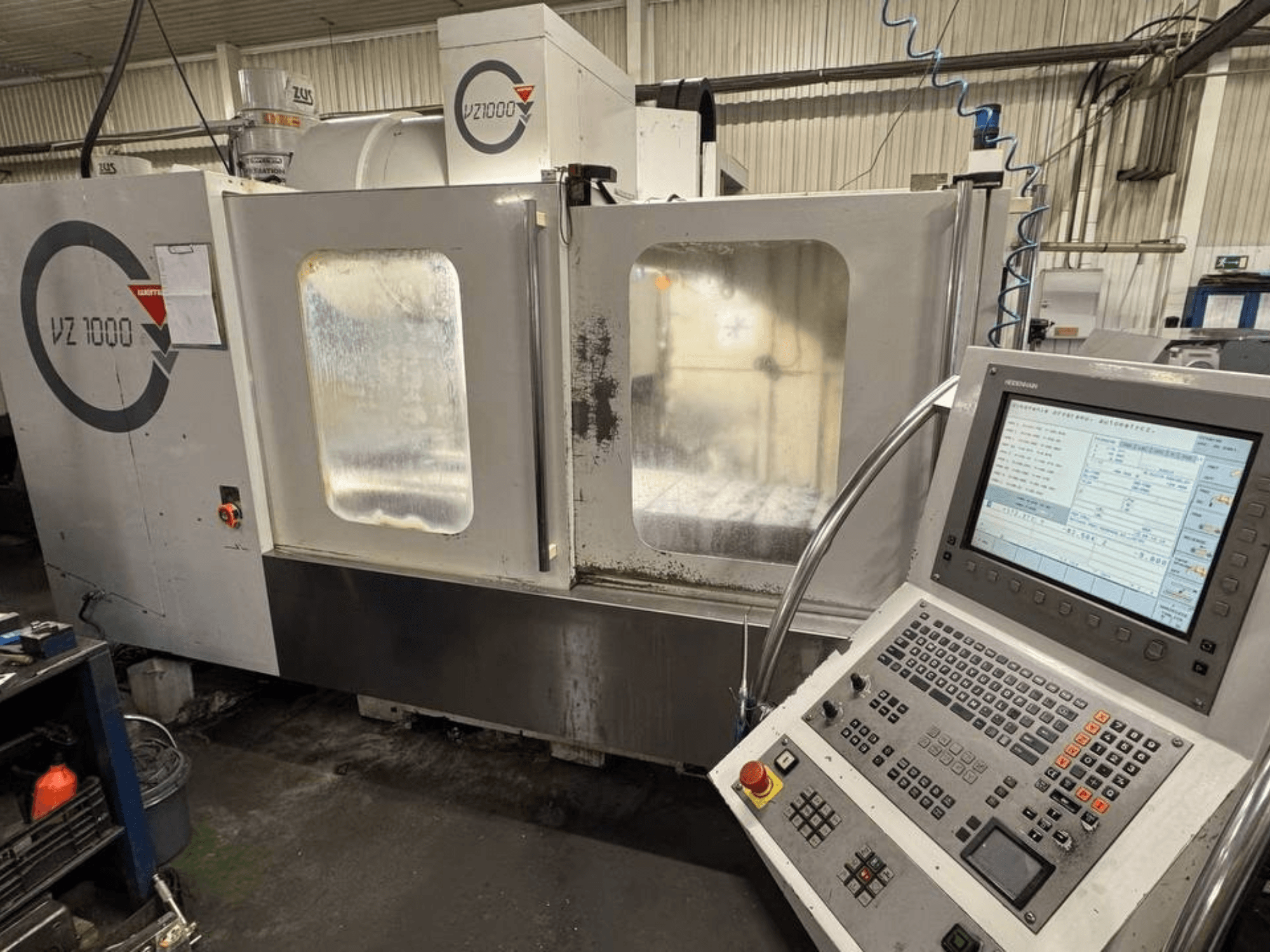 Frontansicht des vertikalen Bearbeitungszentrums WEMAS VZ 1000 mit Bedienfeld und transparenten Zugangstüren.