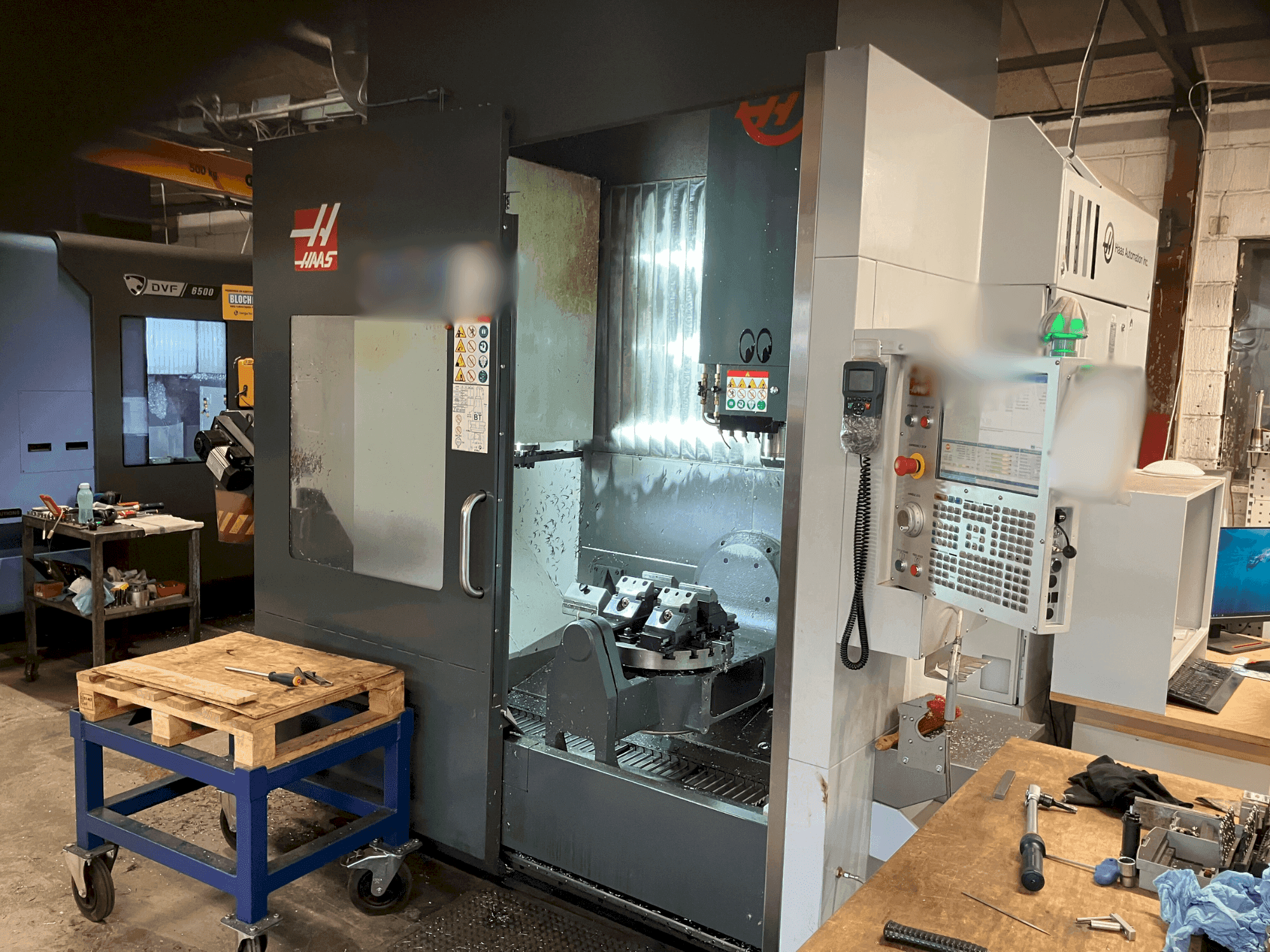 Frontansicht der HAAS UMC-750 Maschine