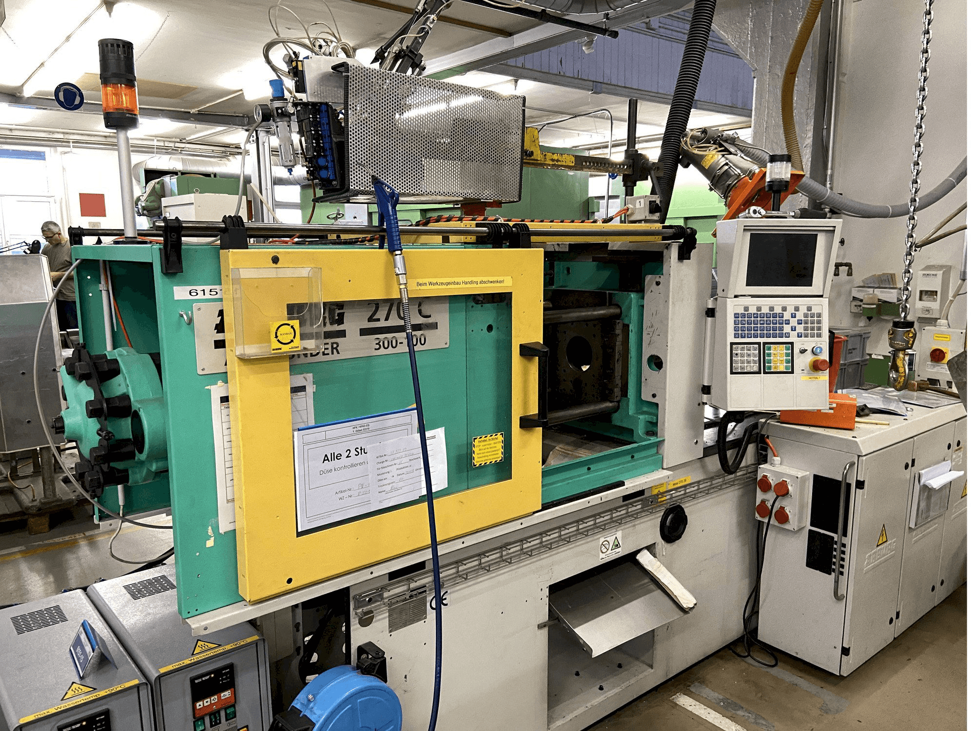 Frontansicht der Arburg ALLROUNDER 270 C 300 - 100 Maschine