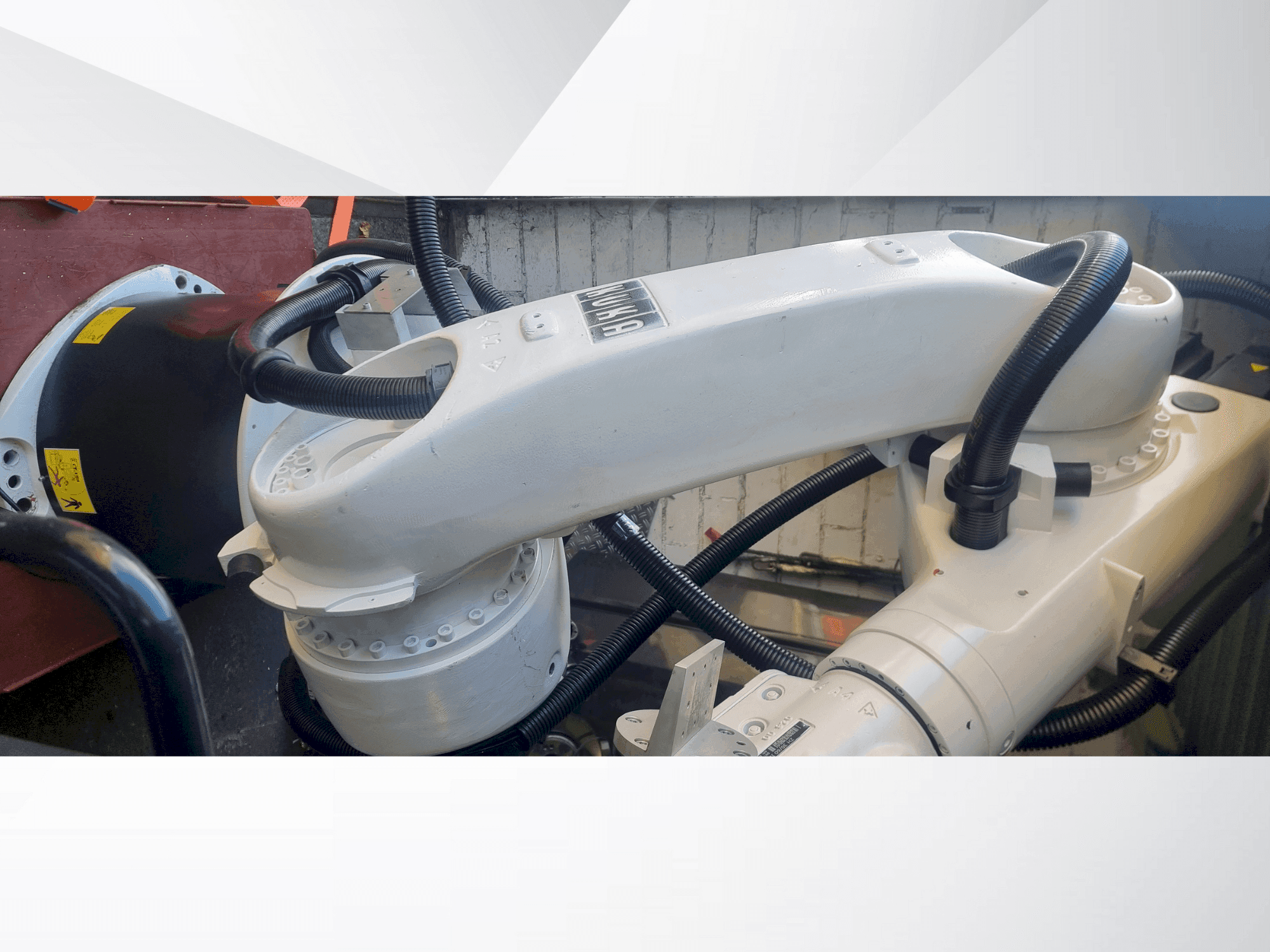 Frontansicht der KUKA Kr30-3 Maschine