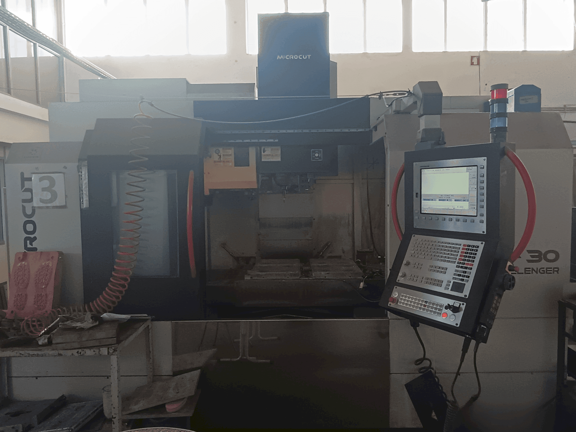 Frontansicht der MICROCUT V-30 Challenger Maschine