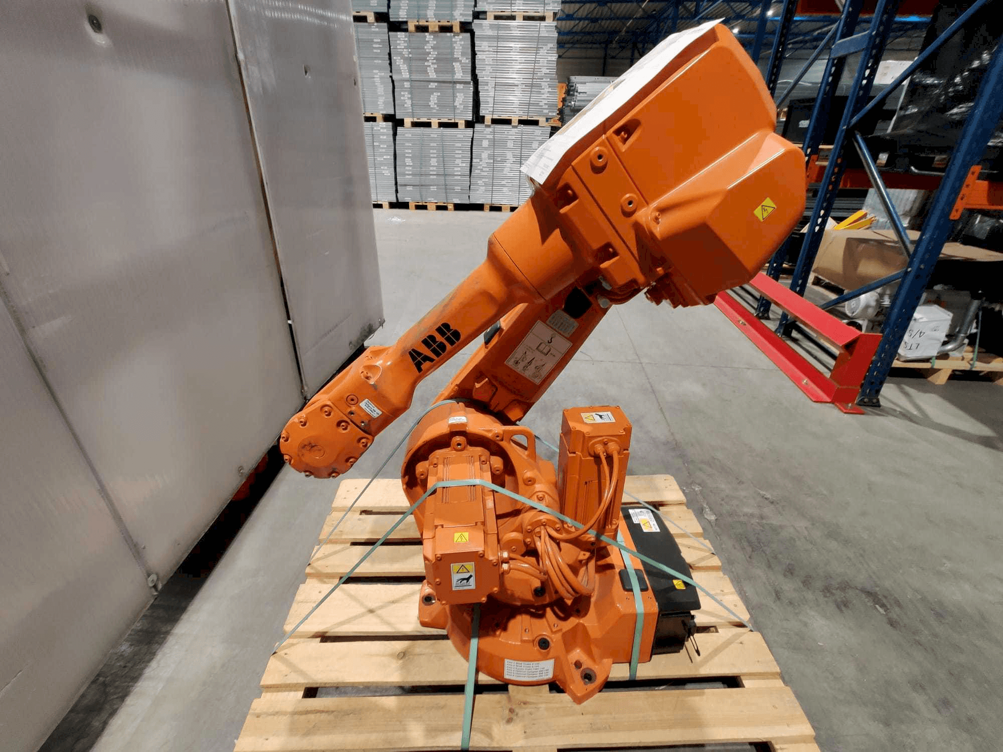 Frontansicht der ABB IRB 2600 M2004 Maschine