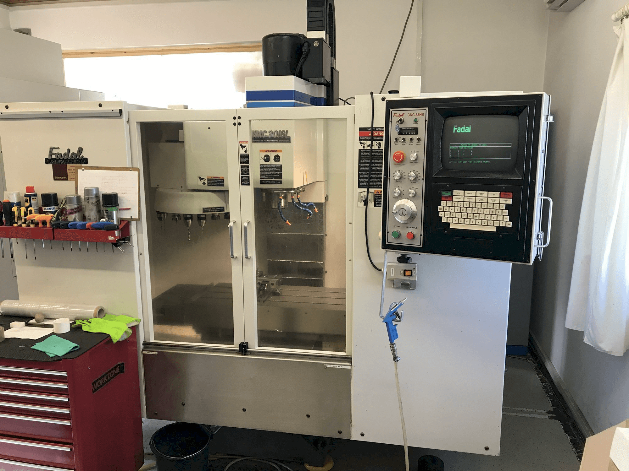 Frontansicht der FADAL VMC 3016 L Maschine