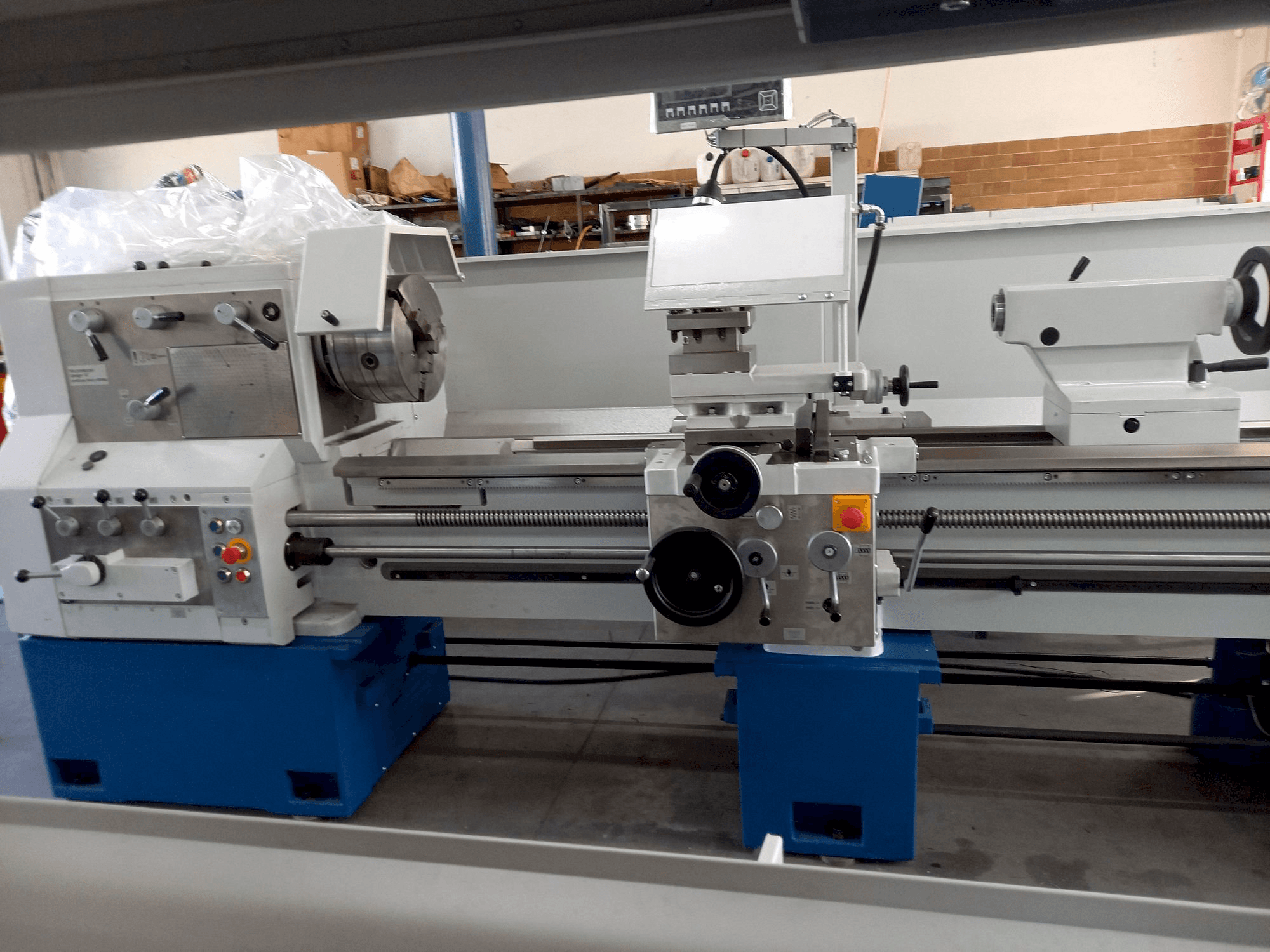 Frontansicht der TUJ 50M x2000 Maschine