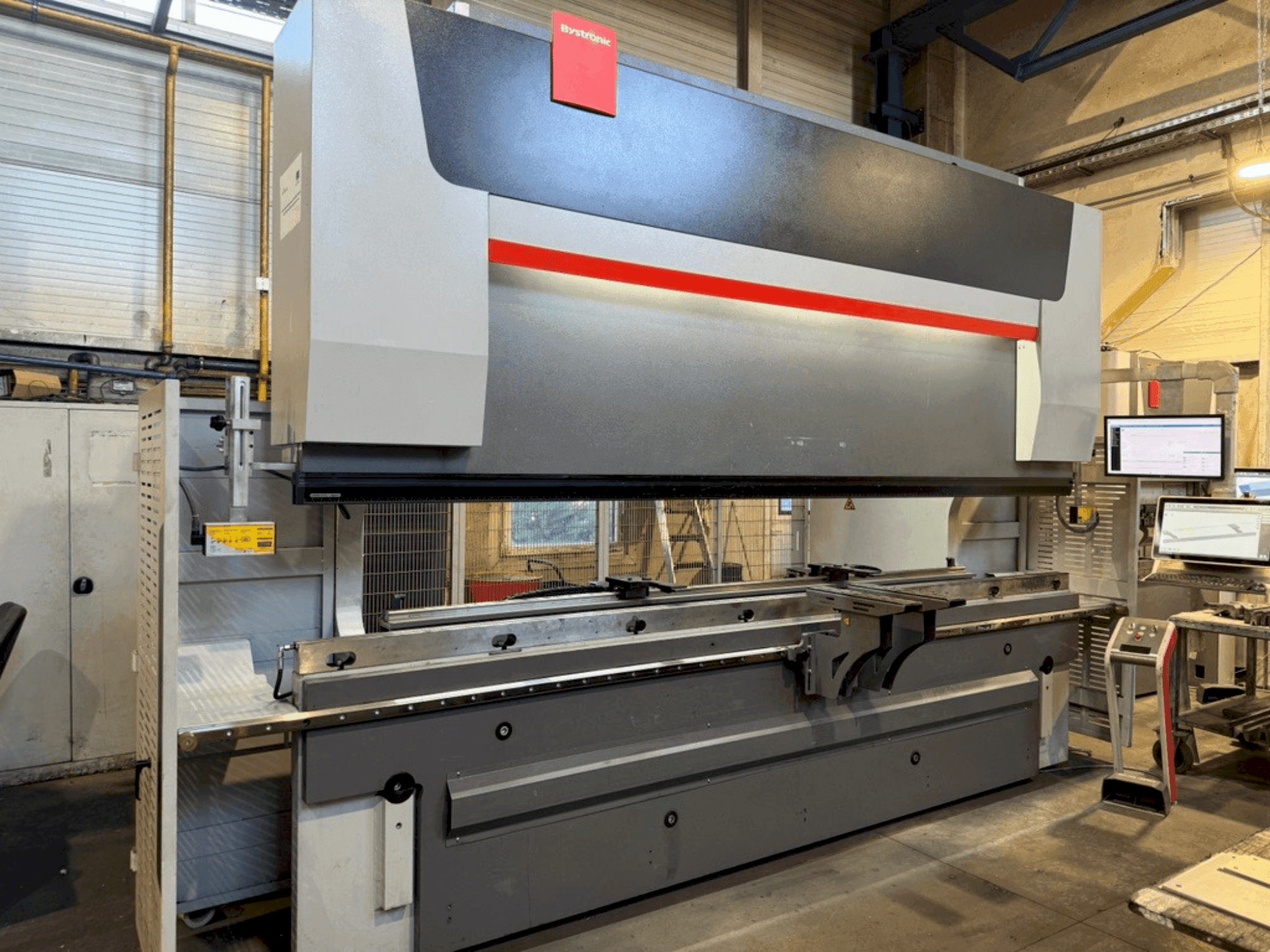 Frontansicht der Bystronic ByBend Smart 300/4100 Maschine