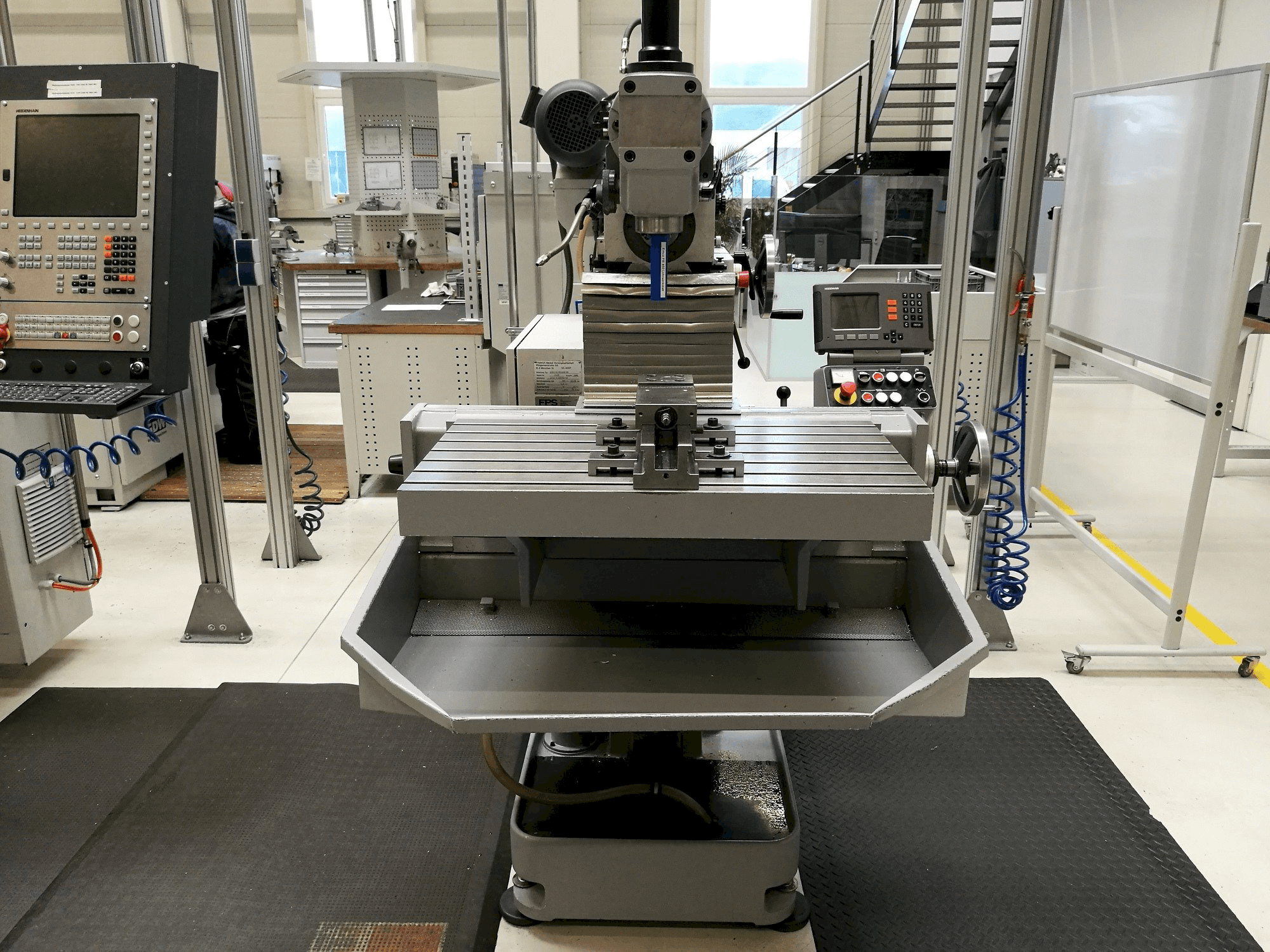 Frontansicht der DECKEL FP4 Maschine