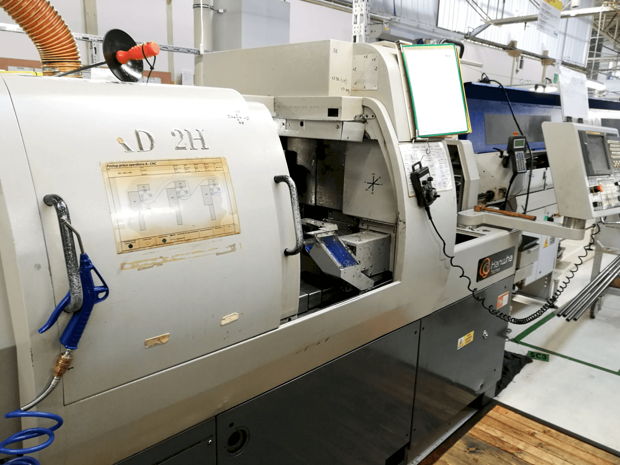 Rechte Ansicht der Hanwha XD 32 H Maschine