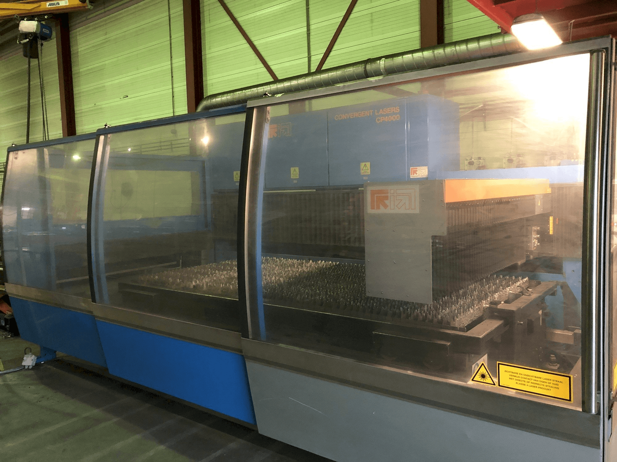 Frontansicht der Prima Power Platino CP4000 Maschine