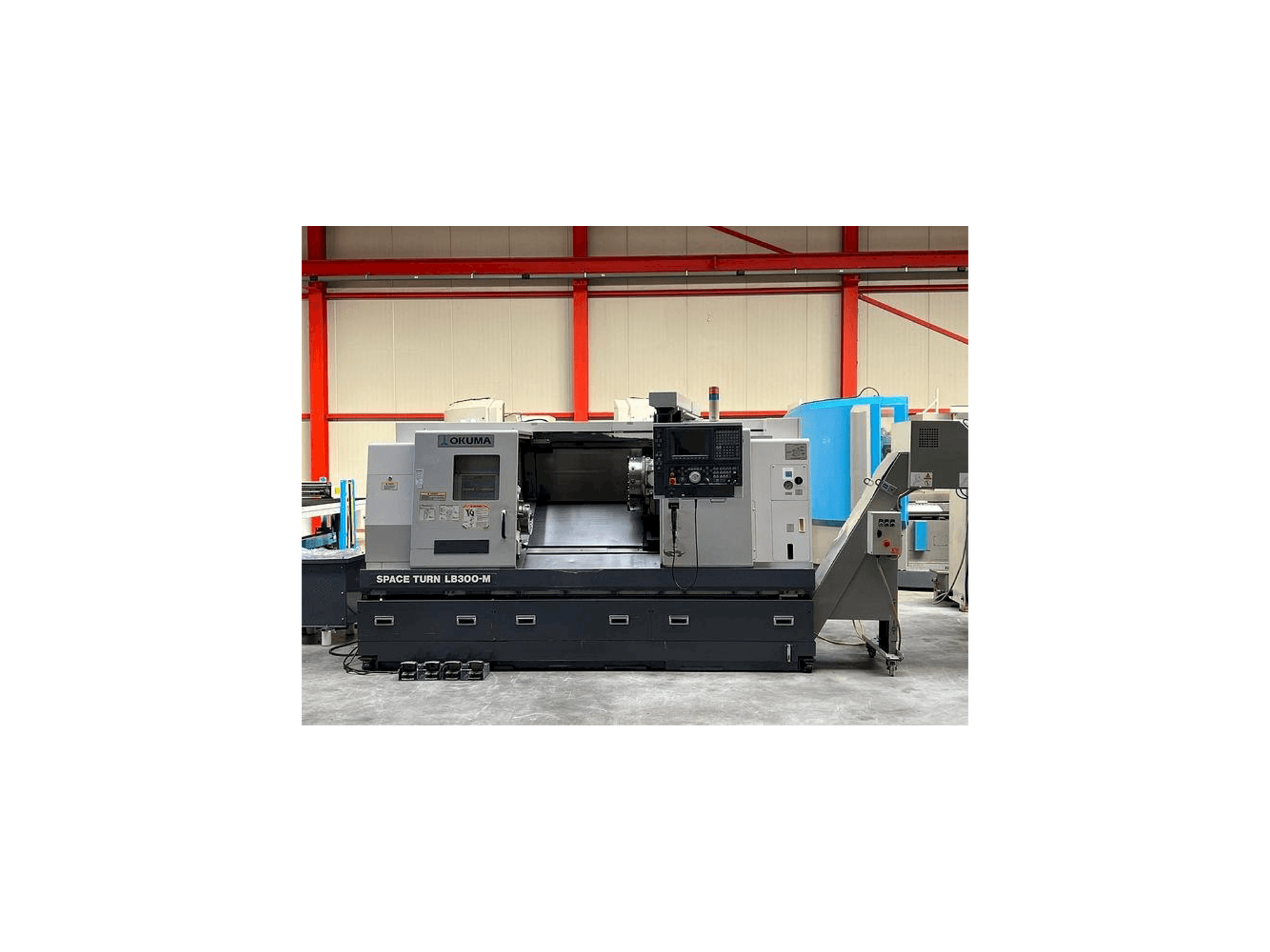 Frontansicht der Okuma LB 300M Maschine