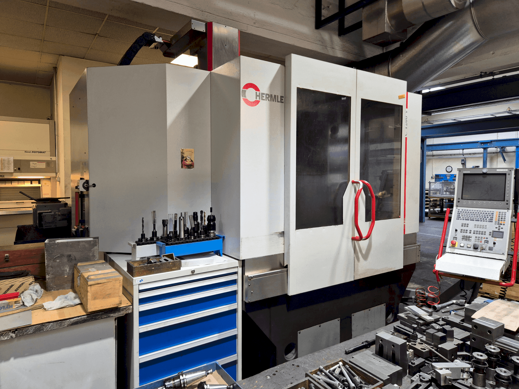 Frontansicht der HERMLE C 1200 V Maschine