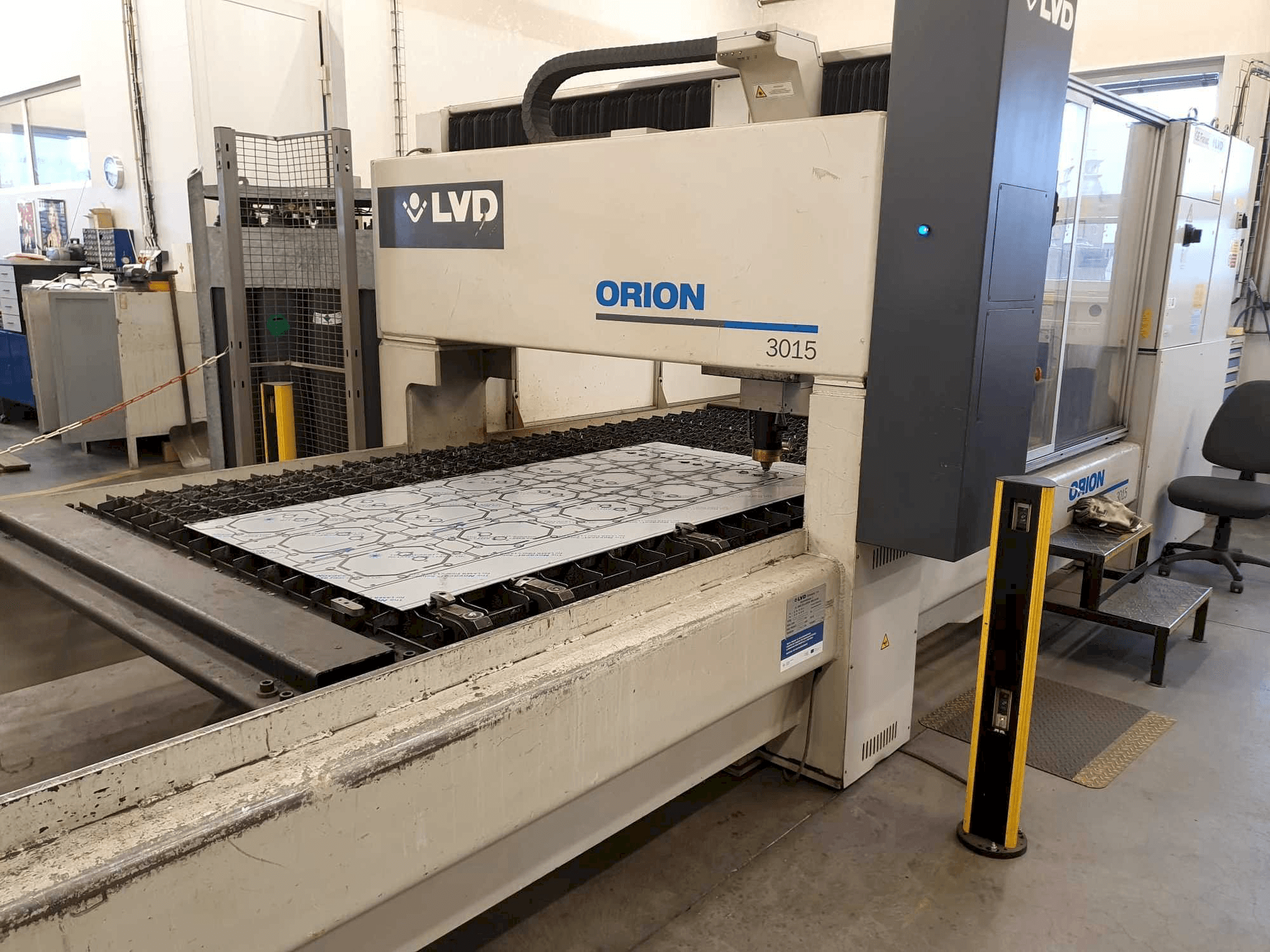Linke Seitenansicht der LVD Orion 3015 Maschine