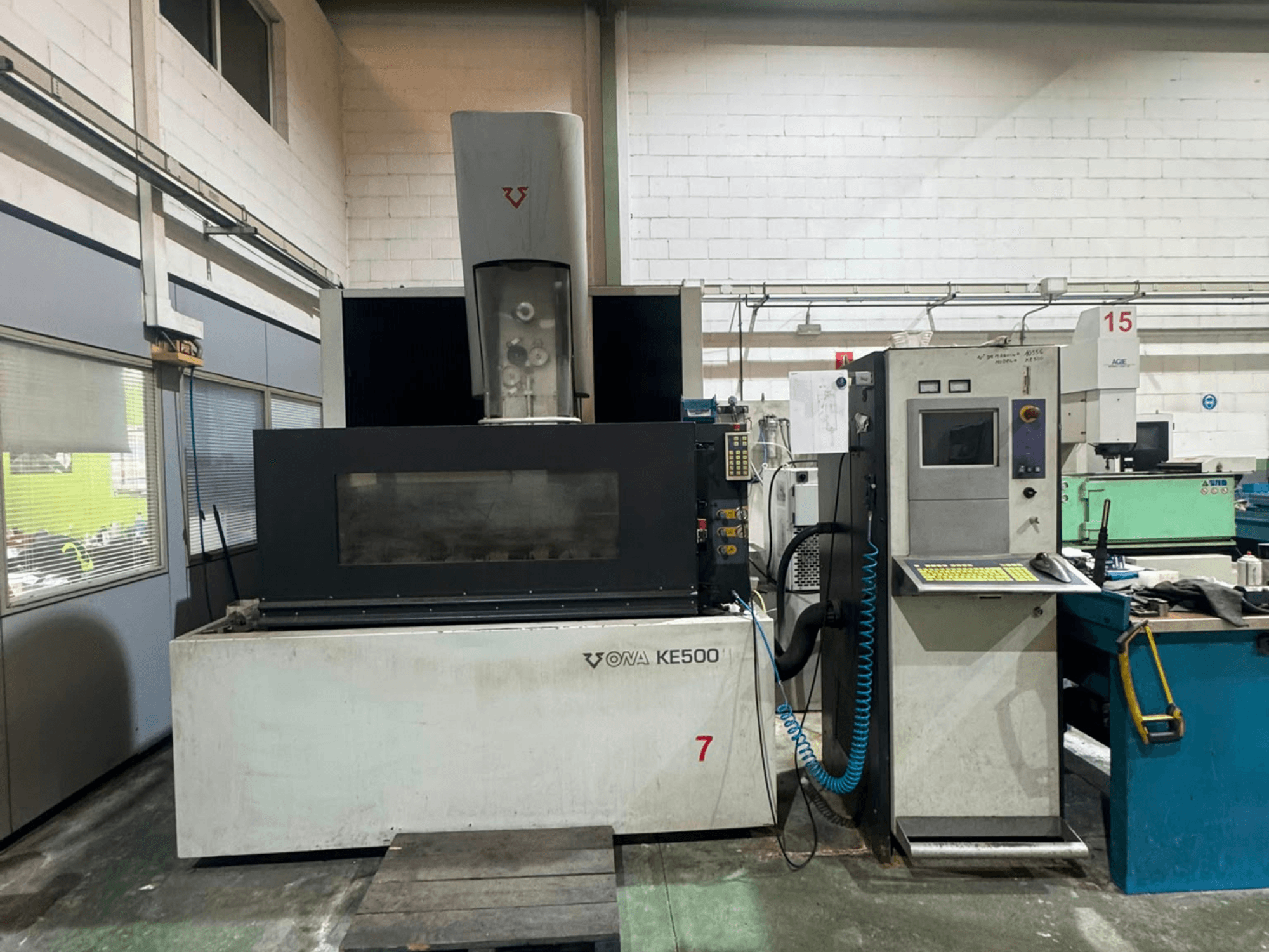 ONA KE500 Drahterodiermaschine in Vorderansicht, mit Bedienfeld, Schneidbereich und zentraler Kühlmittelspindel.