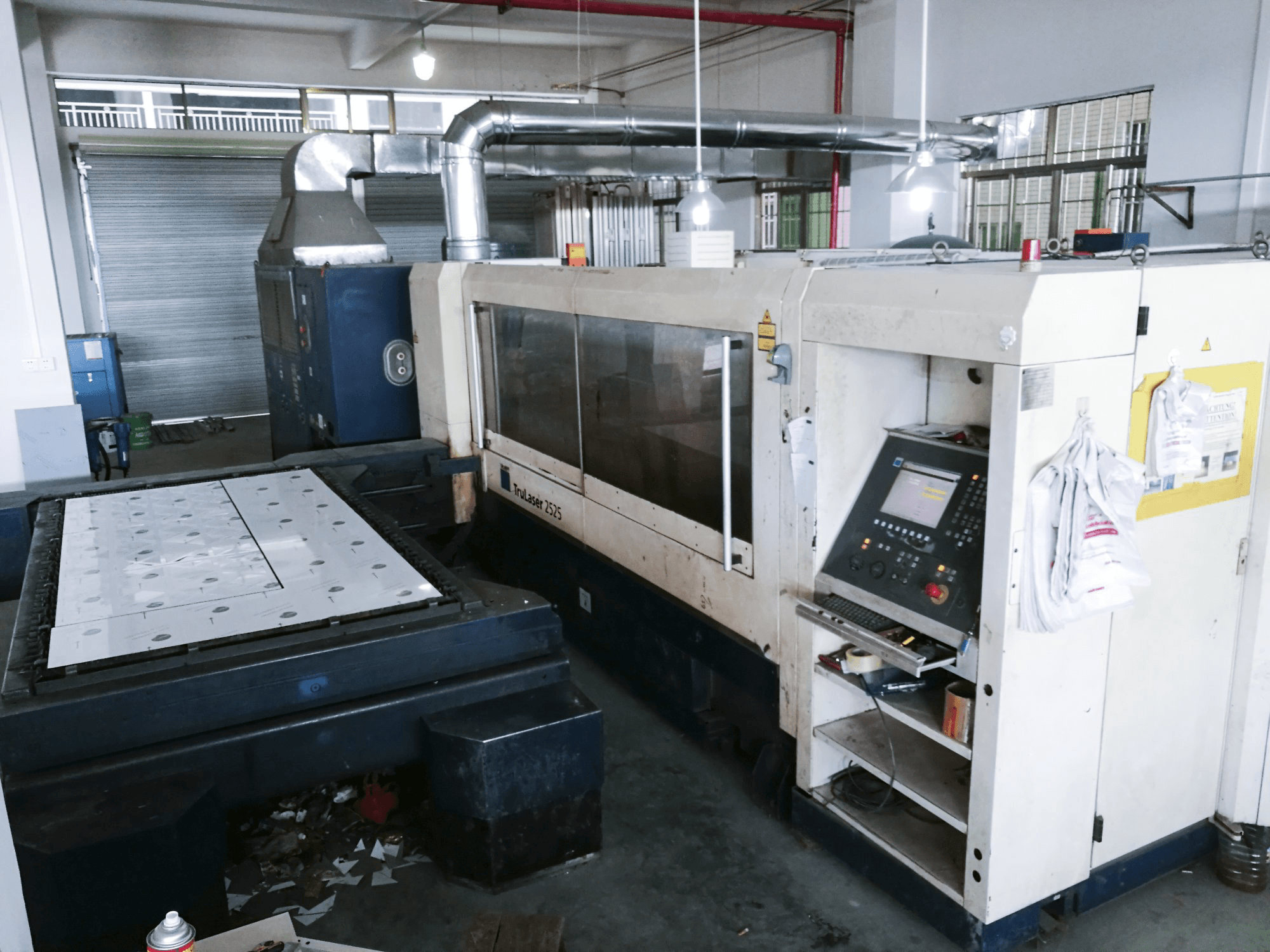 Rechte Ansicht der Trumpf TruLaser 2525 Maschine