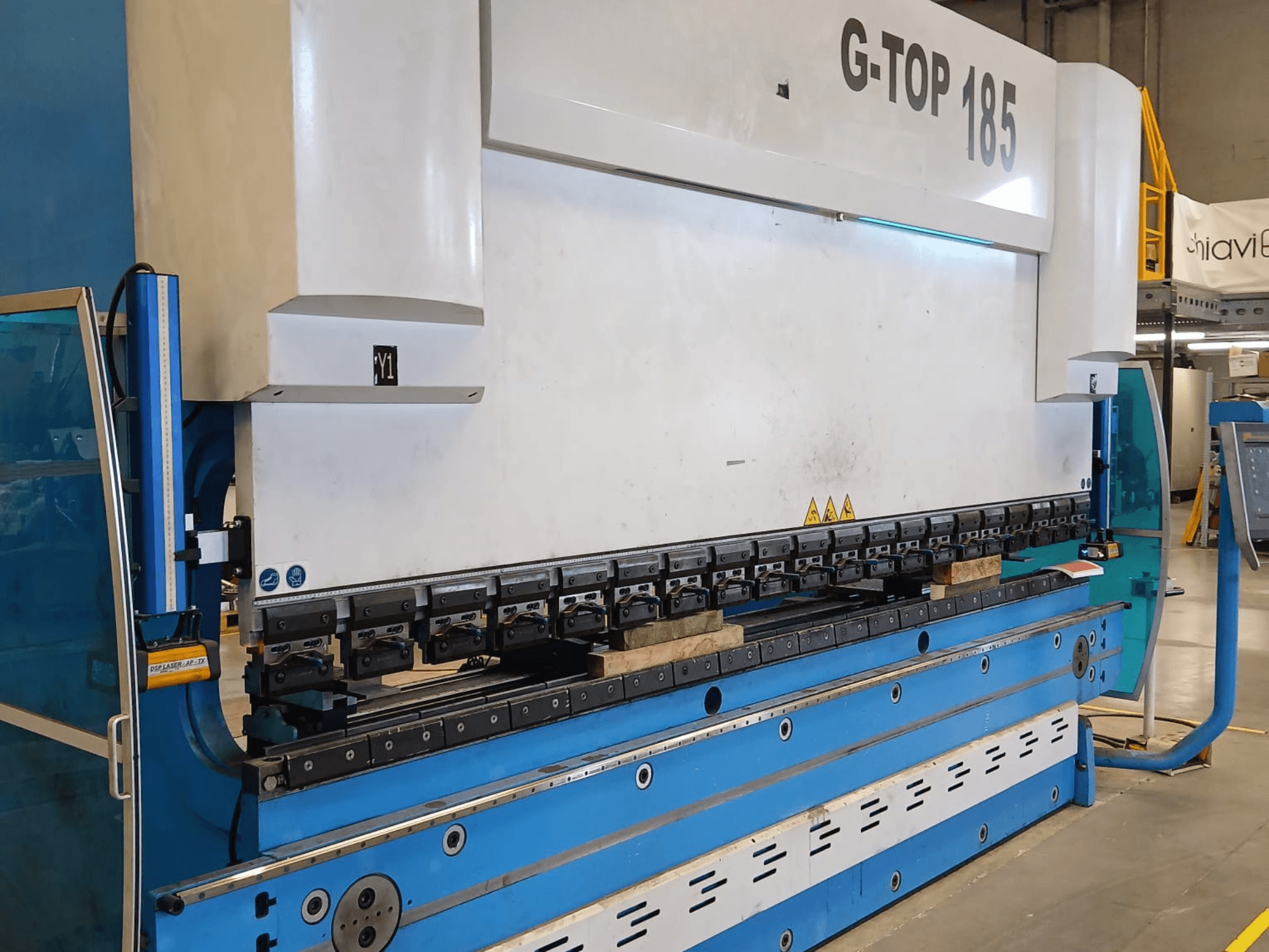 GASPARINI 4000×185 Abkantpresse in Vorderansicht, mit Abkantwerkzeugen und Bedienfeld an einer blau-weißen Maschine.