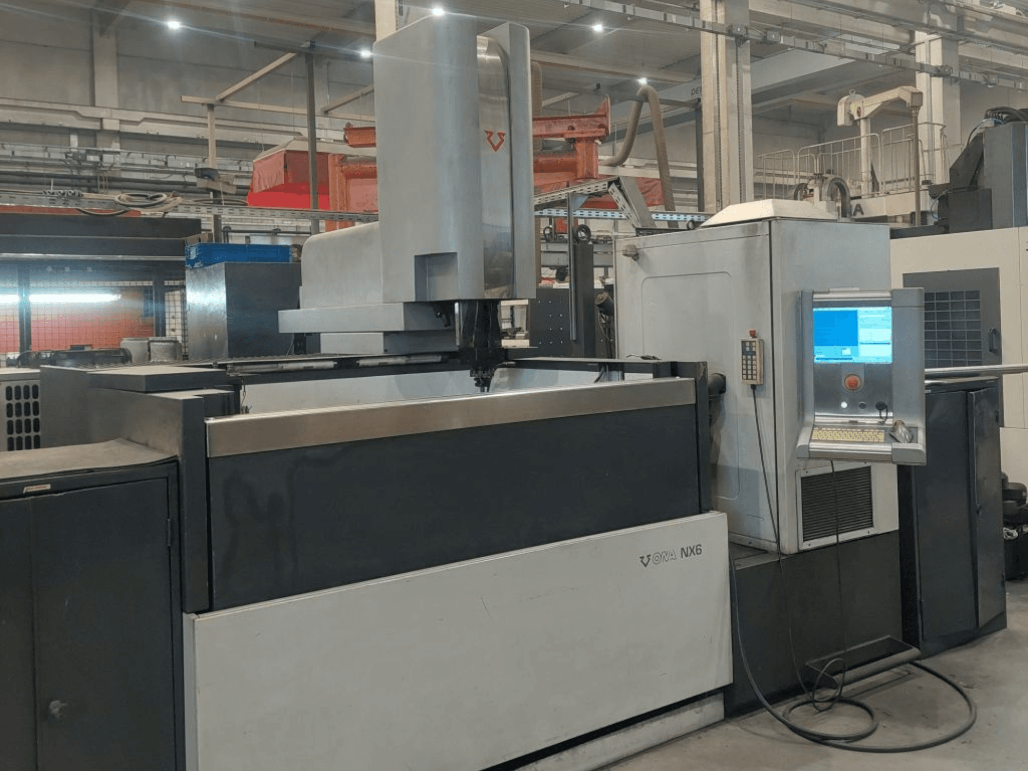 ONA NX6 Senkerodiermaschine in der Vorderansicht, mit Bedienfeld und großem Arbeitsbereich für die Präzisionsbearbeitung.
