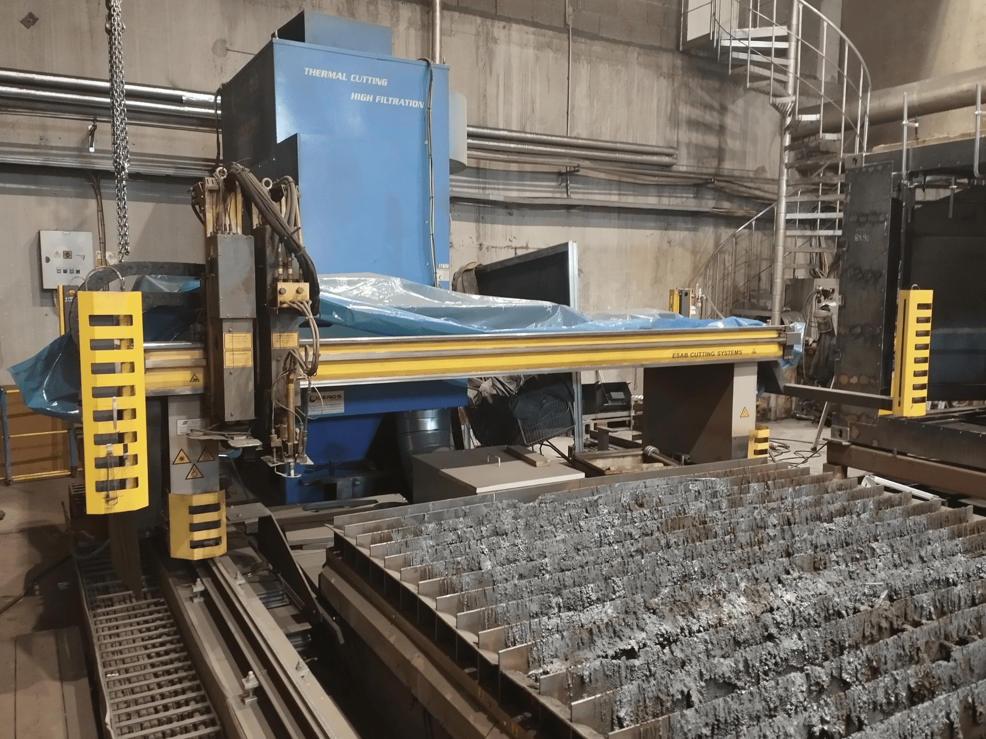 ESAB Combirex DX3500 Autogenplasmaschneidanlage, Vorderansicht, mit gelben Sicherheitsmerkmalen und einem Metallschneidetisch.