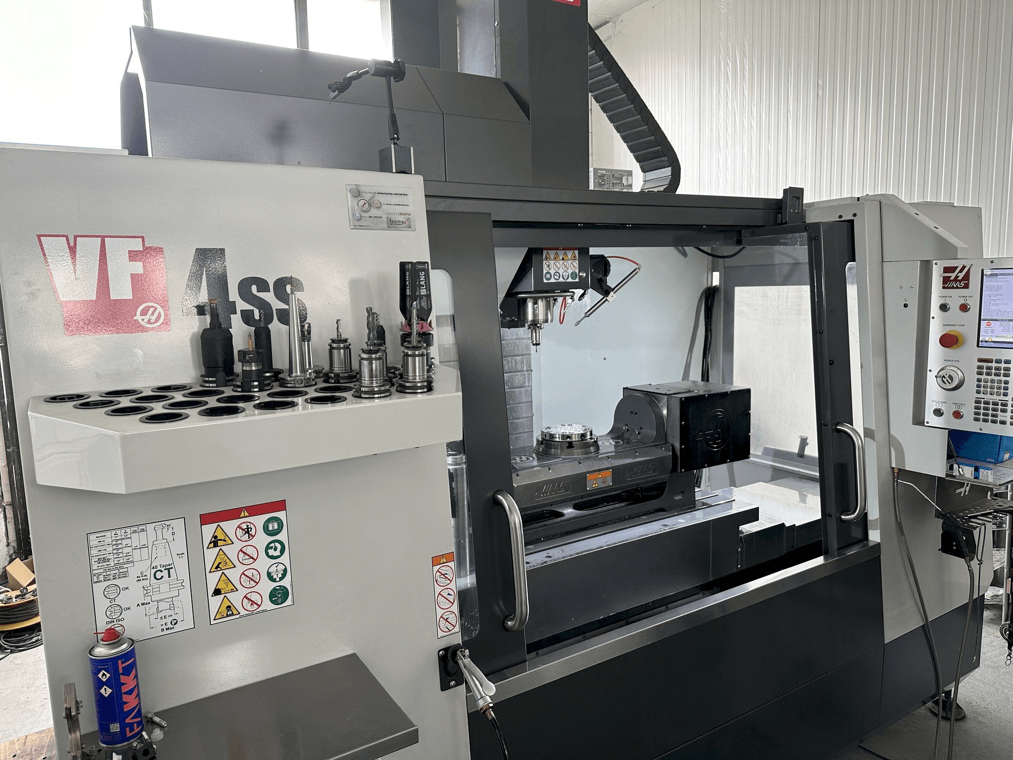 Linke Ansicht der HAAS VF-4SS Maschine