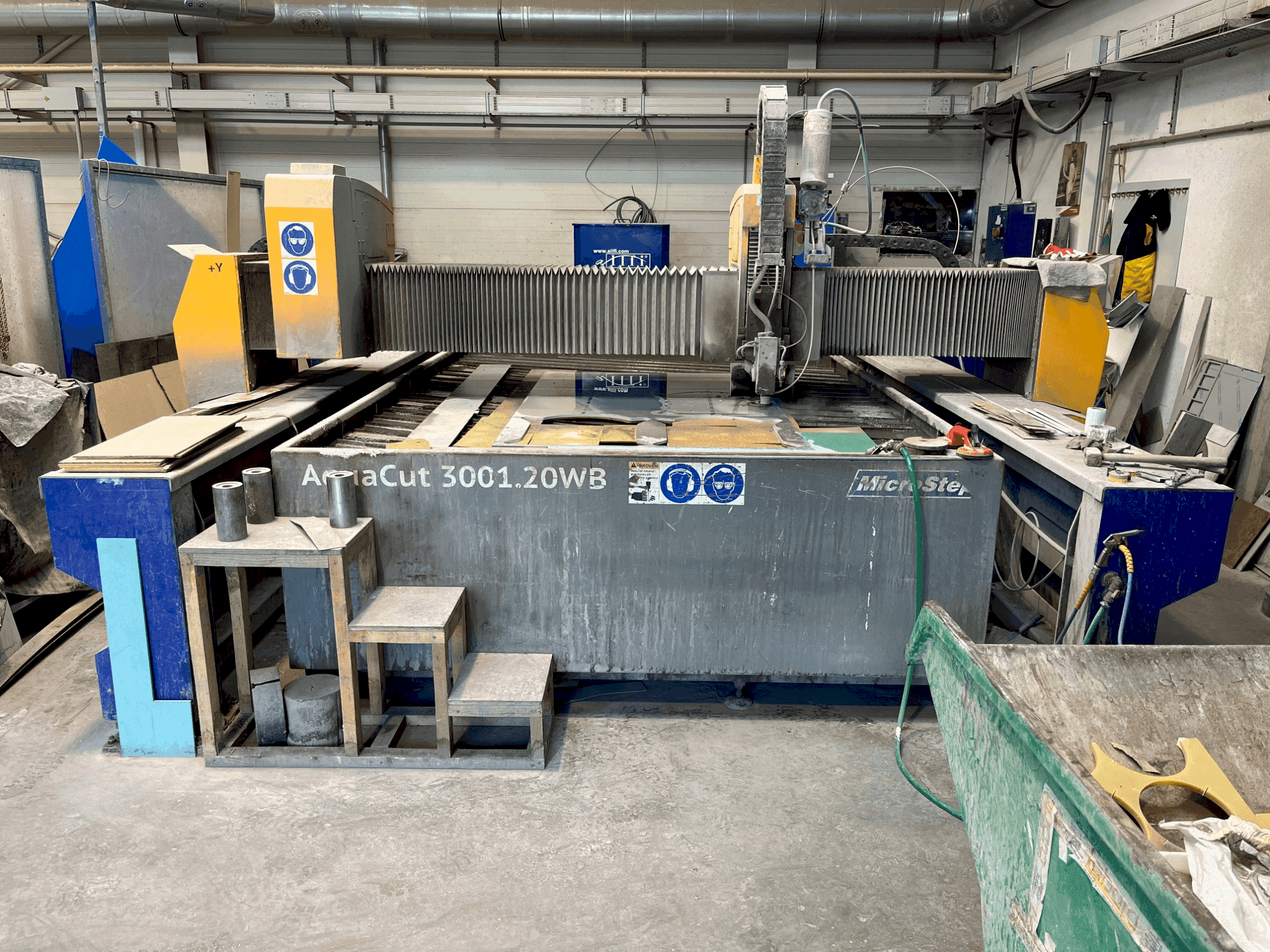 Frontansicht der MicroStep AquaCut 3001.20WB Maschine