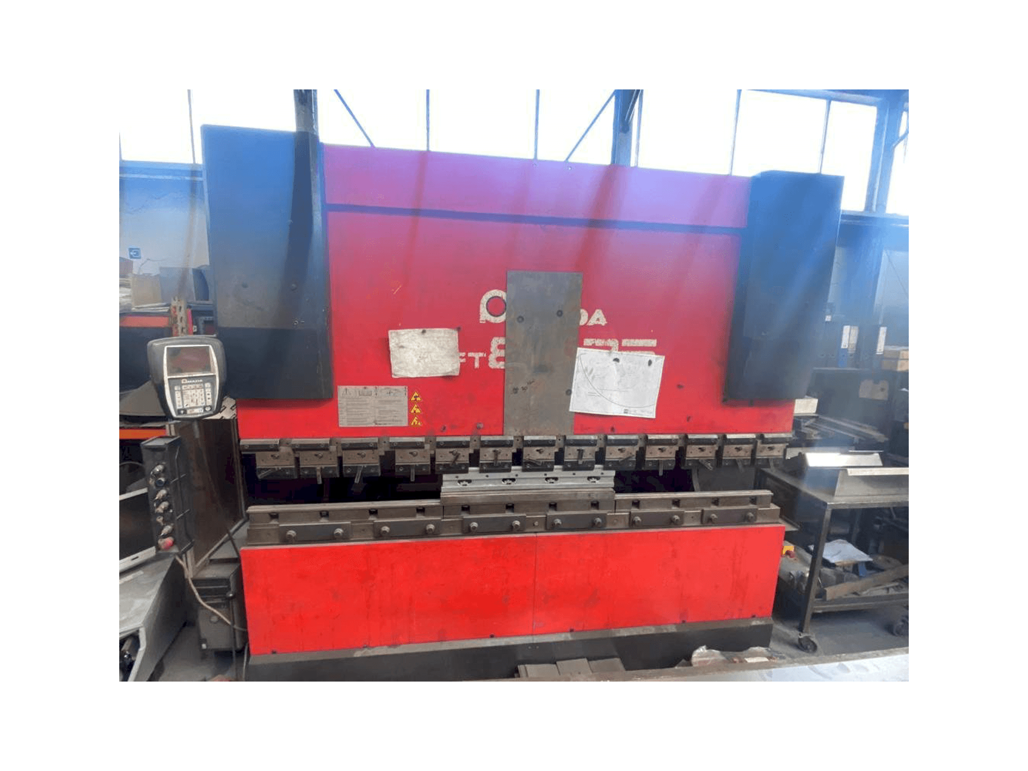 Frontansicht der AMADA HFT 80 25 Maschine