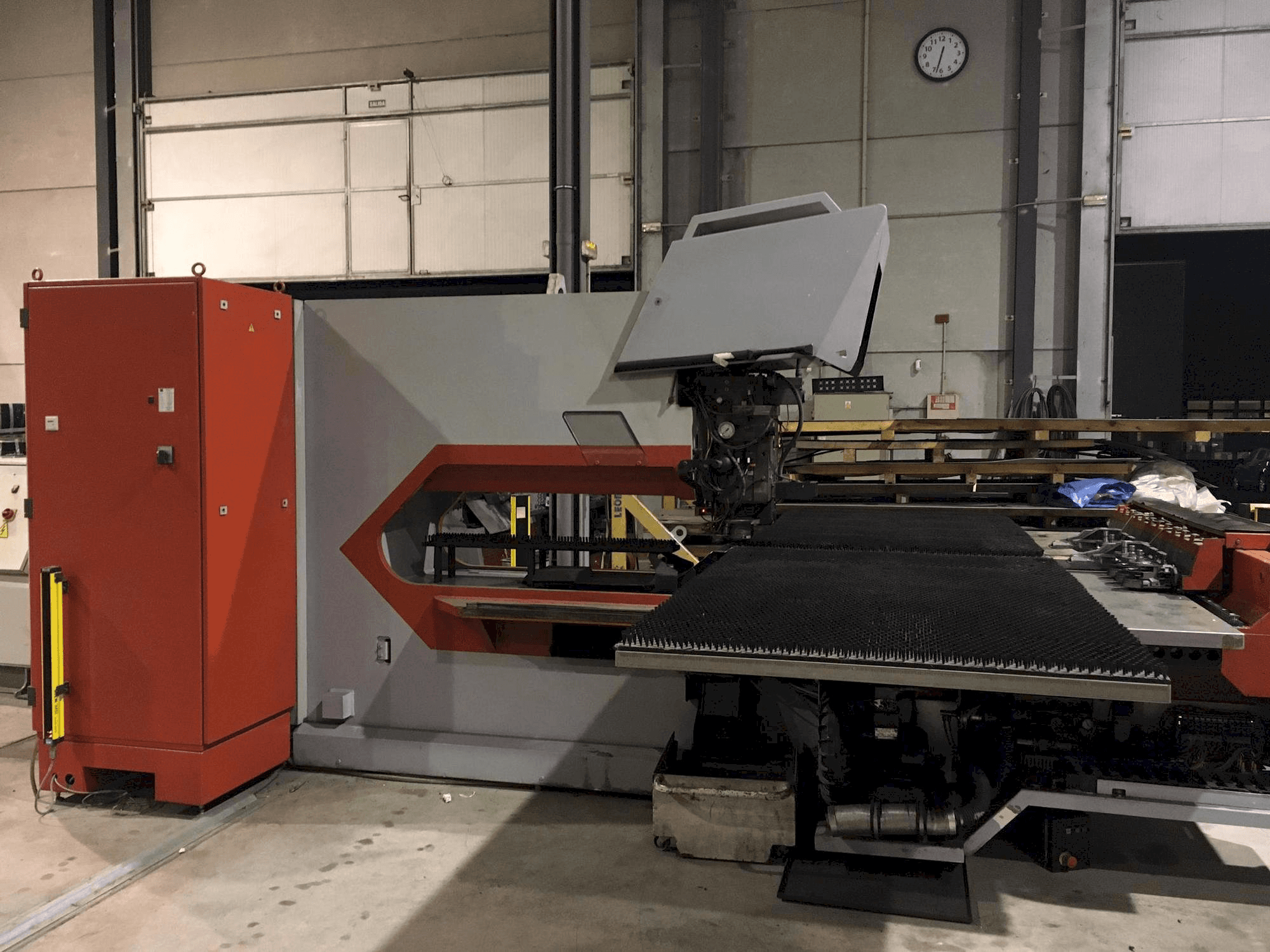 Frontansicht der Trumpf Trumatic 2000 R Maschine