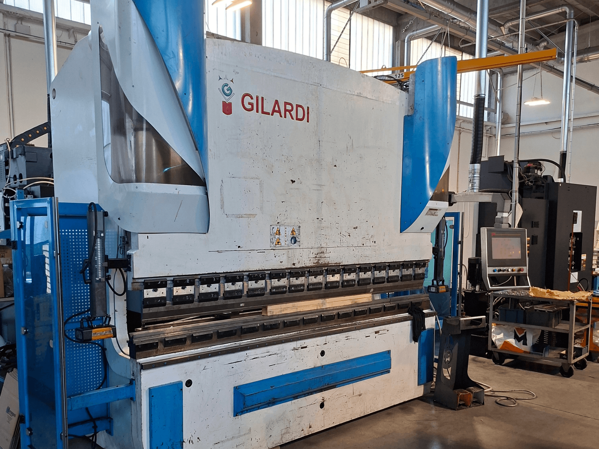 GILARDI Italien 3,25 Hydraulikpresse, Vorderansicht, mit Darstellung der Bedienelemente und Details zur Produktionsumgebung.