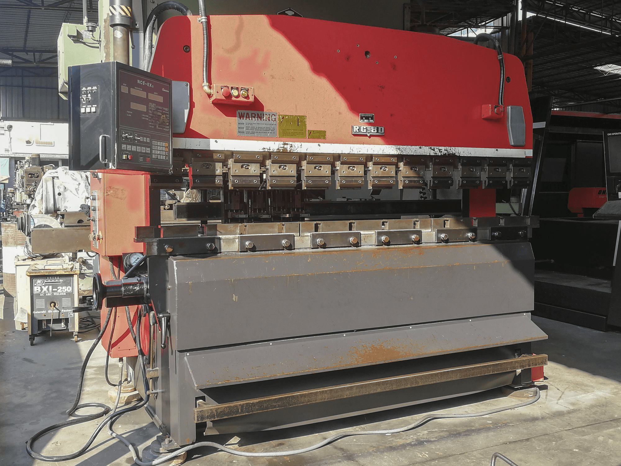 Frontansicht der AMADA RG-80 Maschine