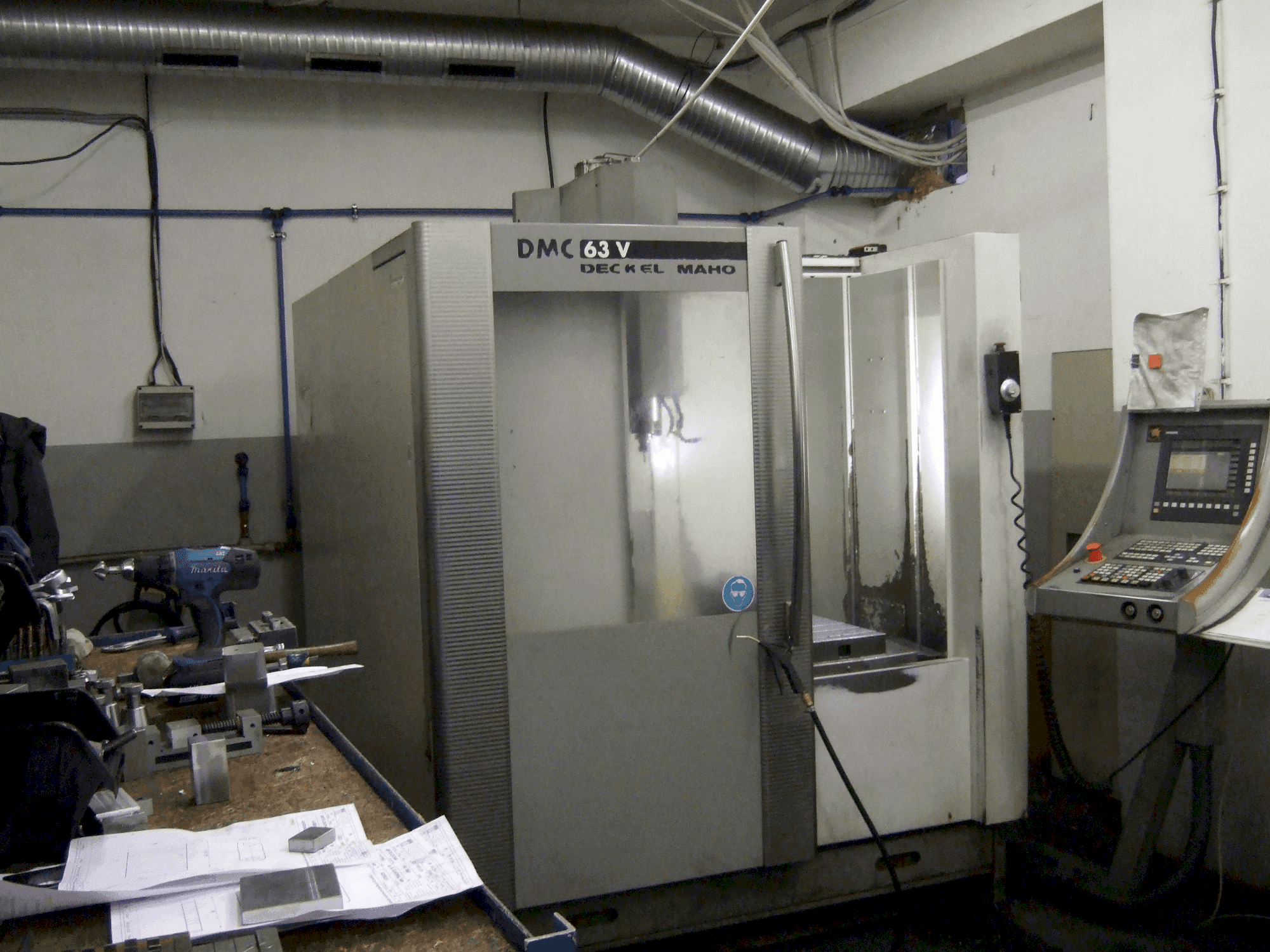 Frontansicht der DECKEL MAHO DMC 63V Maschine