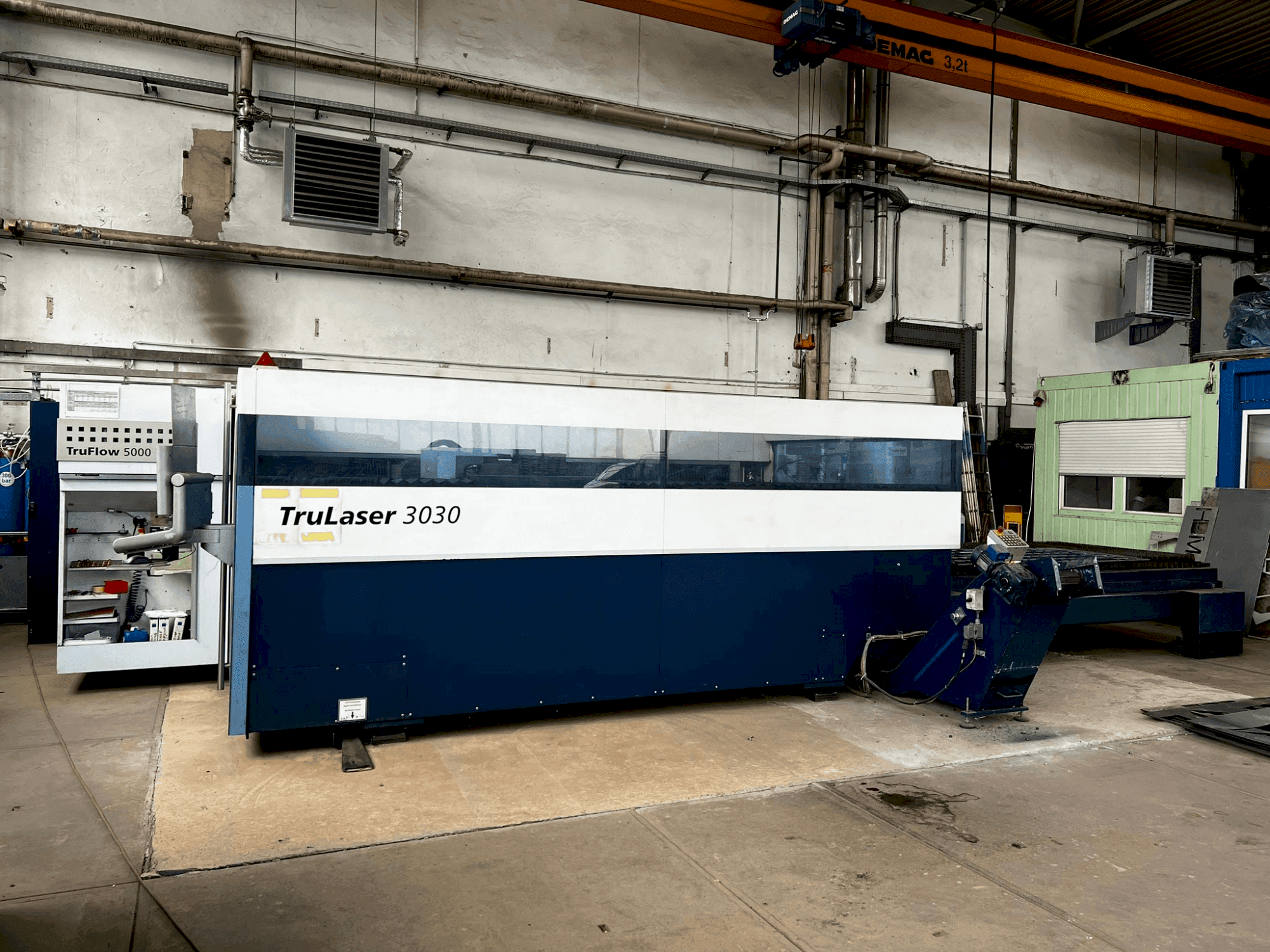 Frontansicht der TRUMPF TruLaser 3030 Maschine