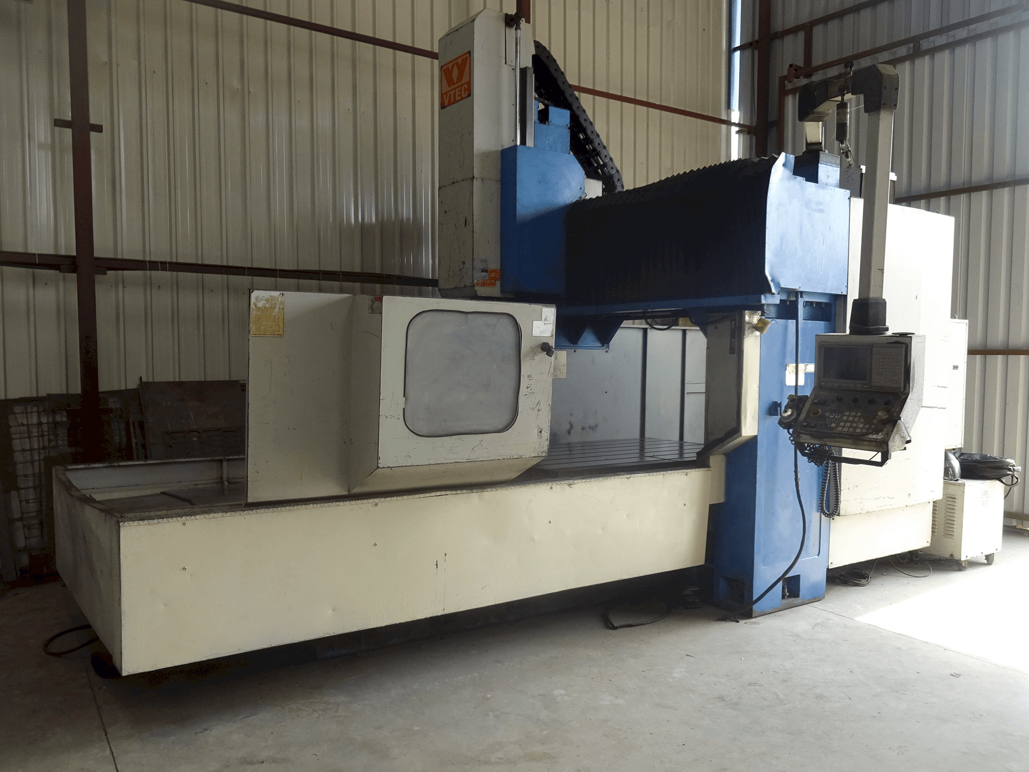 Frontansicht der Vision Wide VB-2015 Maschine