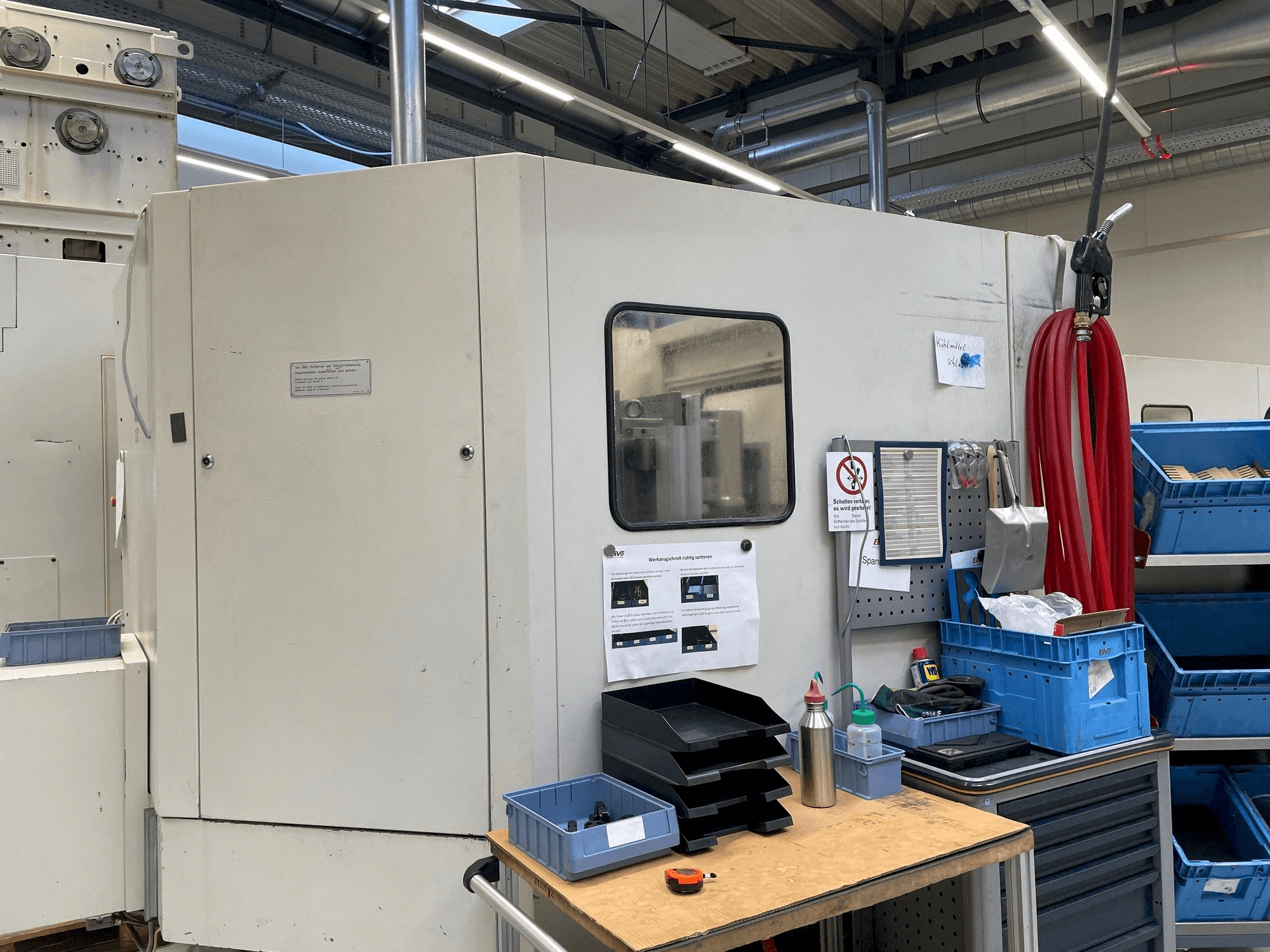 Linke Seitenansicht der HELLER MC 16 Maschine