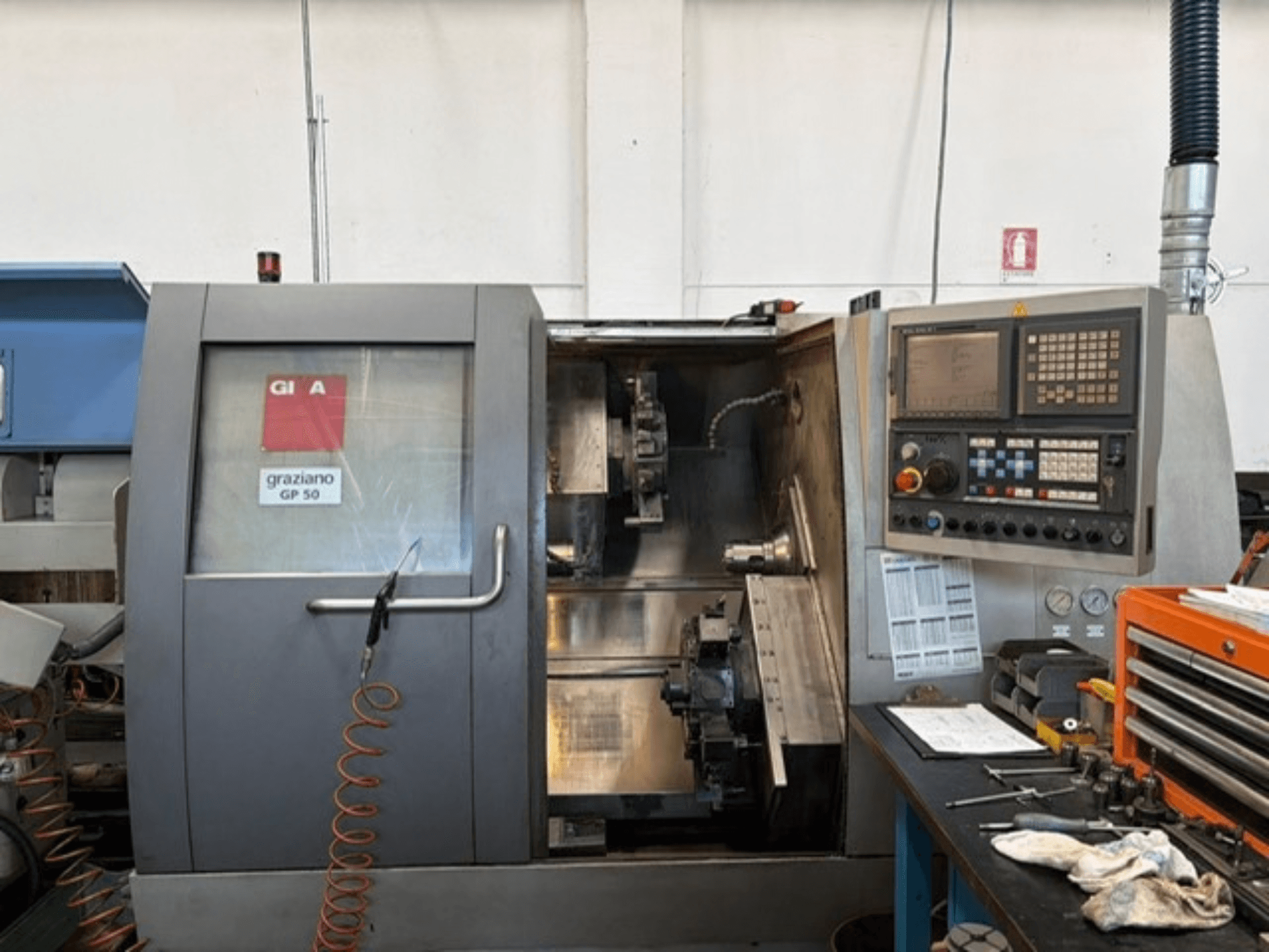 Horizontaldrehmaschine Gildemeister GP 50, Vorderansicht, mit Bedienfeld und offenem Arbeitsbereich mit Werkzeugen.