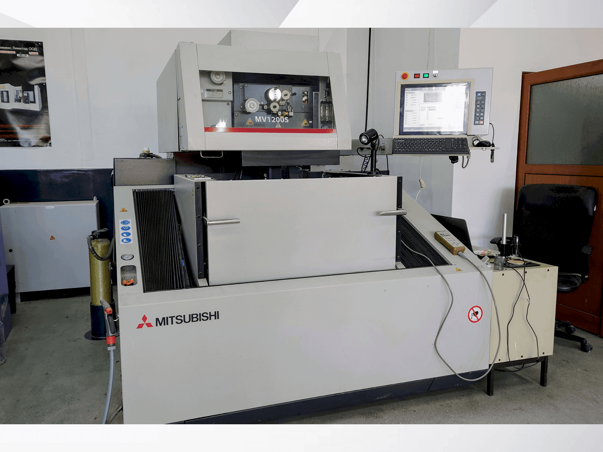 Frontansicht der Mitsubishi MV1200S Maschine